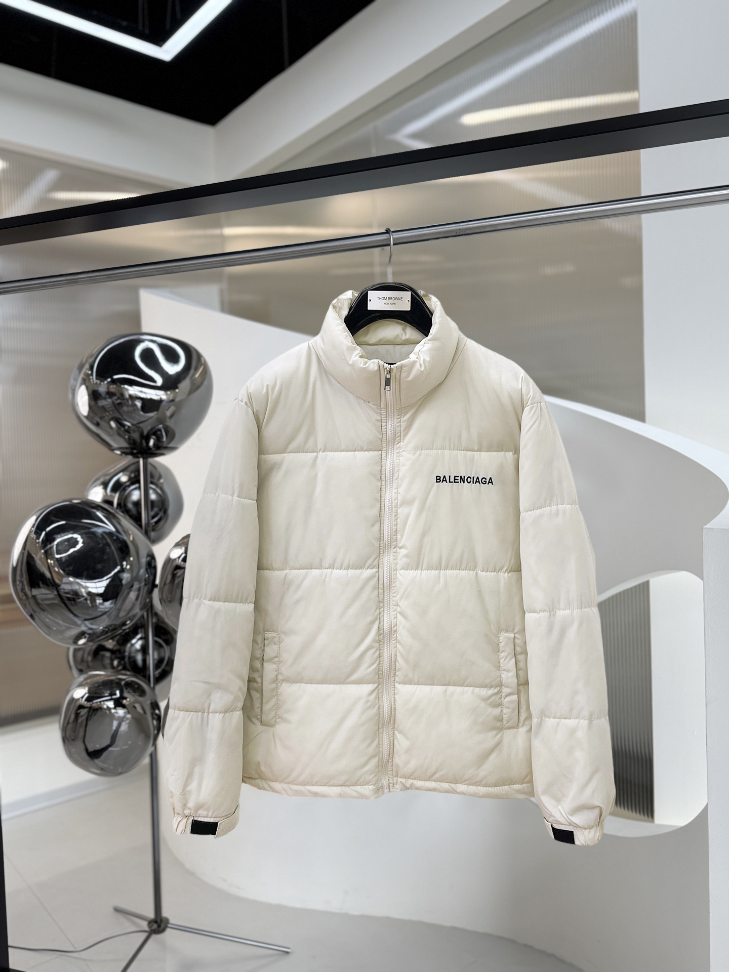 NO:680875,Balenciaga's three-standard complete ss new winter down jacket, the new product on the show is in perfect condition, comfortable and warm, the color is full and attractive, the design is very brilliant, it can easily enhance the sense of fashion, the workmanship is extremely sophisticated and rigorous, and the wiring is neat and meticulous!  A masterpiece from a famous designer!  The upper body does not look bloated and is super handsome!  Available sizes M ~ XXXL,,balenciaga,jackets & coats,down jacket,19860909巴黎世家 三标齐全 ss冬季新款羽绒棉服外套,秀场新品品相非常完美,舒适保暖,色泽饱满诱人,非常出彩的设计,轻松将时髦感进阶,做工极为考究严谨,走线工整细致！大牌设计师巨作！上身不显臃肿、超级帅气！现货码数M ～ XXXL,,balenciaga,jackets & coats,down jacket,,Men's clothing