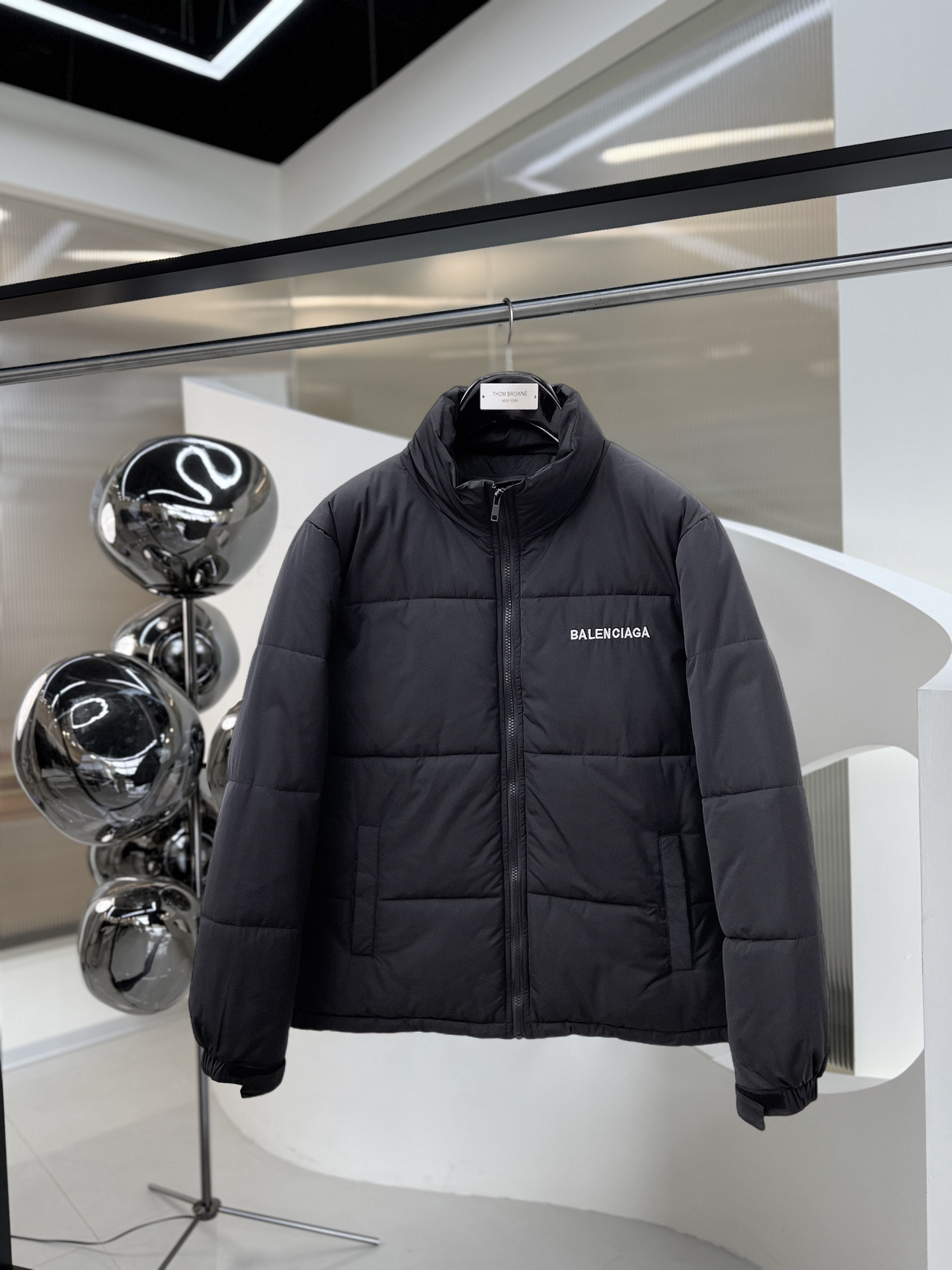 NO:626356,Balenciaga's three-standard complete ss new winter down jacket, the new product on the show is in perfect condition, comfortable and warm, the color is full and attractive, the design is very brilliant, it can easily enhance the sense of fashion, the workmanship is extremely sophisticated and rigorous, and the wiring is neat and meticulous!  A masterpiece from a famous designer!  The upper body does not look bloated and is super handsome!  Available sizes M ~ XXXL,,balenciaga,jackets & coats,down jacket,alexander wang19860909巴黎世家 三标齐全 ss冬季新款羽绒棉服外套,秀场新品品相非常完美,舒适保暖,色泽饱满诱人,非常出彩的设计,轻松将时髦感进阶,做工极为考究严谨,走线工整细致！大牌设计师巨作！上身不显臃肿、超级帅气！现货码数M ～ XXXL,,balenciaga,jackets & coats,down jacket,alexander wang,Men's clothing