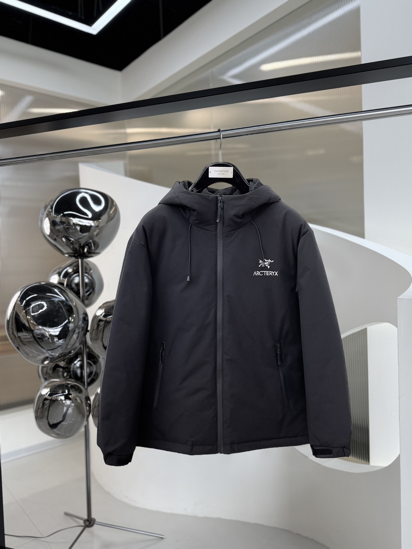 NO:626362,Arc'teryx's new winter down 90 white duck down jacket, the new product on the show is in perfect condition, comfortable and warm, the color is full and attractive, the very outstanding design can easily enhance the fashion sense, the workmanship is extremely sophisticated and rigorous, and the wiring is neat and meticulous!  A masterpiece from a famous designer!  The upper body does not look bloated and is super handsome!  Same style for men and women, counter sizes M～XXXL, arc'teryx, jackets & coats, down jacket, alexander wang19860909始祖鸟 冬季新款羽绒90白鸭绒外套,秀场新品品相非常完美,舒适保暖,色泽饱满诱人,非常出彩的设计,轻松将时髦感进阶,做工极为考究严谨,走线工整细致！大牌设计师巨作！上身不显臃肿、超级帅气！男女同款 柜台码数M～XXXL,arc'teryx,jackets & coats,down jacket,alexander wang,Men's clothing