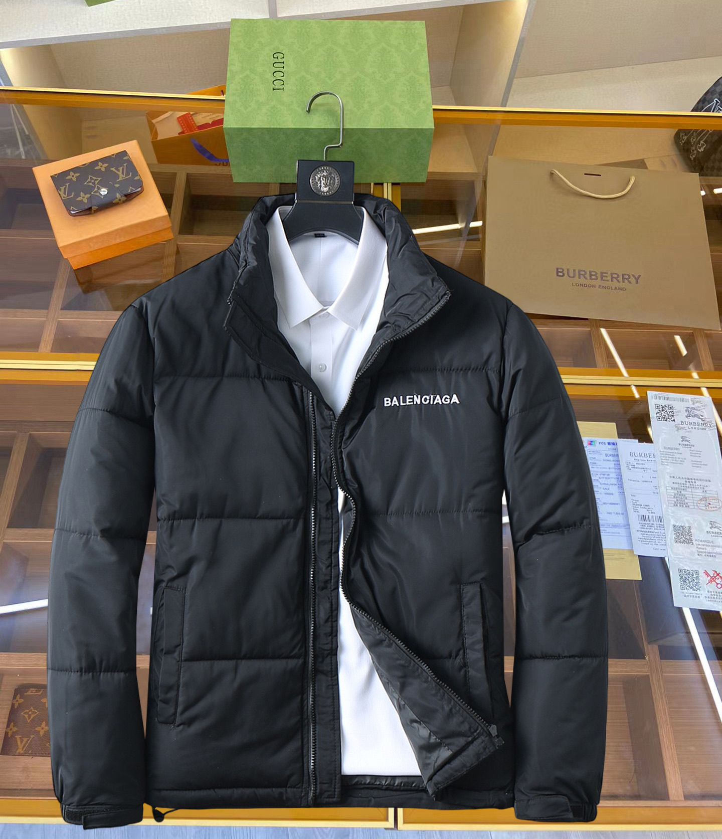 NO:629894,Balenciaga's 2025ss new winter down jacket with all three standards, the new product on the show is in perfect condition, comfortable and warm, the color is full and attractive, the design is very brilliant, it can easily enhance the sense of fashion, the workmanship is extremely sophisticated and rigorous, and the wiring is neat and meticulous!  A masterpiece from a famous designer!  The upper body does not look bloated and is super handsome!  Available sizes M ~ XXXL,,balenciaga,jackets & coats,down jacket,alexander wang19860909巴黎世家 三标齐全 2025ss冬季新款羽绒棉服外套,秀场新品品相非常完美,舒适保暖,色泽饱满诱人,非常出彩的设计,轻松将时髦感进阶,做工极为考究严谨,走线工整细致！大牌设计师巨作！上身不显臃肿、超级帅气！现货码数M ～ XXXL,,balenciaga,jackets & coats,down jacket,alexander wang,Men's clothing