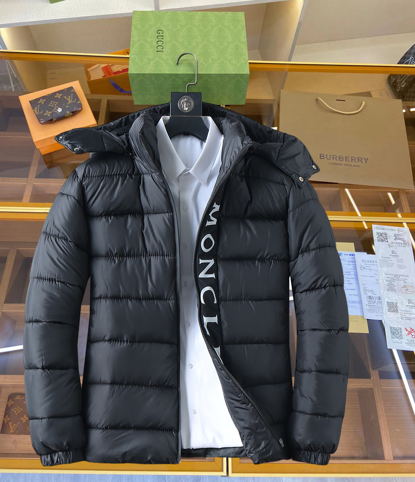 NO:629899,Mengkou, complete with three standards, 2025ss new winter down jacket, the new product in the show is in perfect condition, comfortable and warm, the color is full and attractive, the very outstanding design can easily enhance the fashion sense, the workmanship is extremely sophisticated and rigorous, and the wiring is neat and meticulous!  A masterpiece from a famous designer!  The upper body does not look bloated and is super handsome!  Available sizes M ~ XXXL,,Moncler,jackets & coats,down jacket,alexander wang19860909蒙口 三标齐全 2025ss冬季新款羽绒棉服外套,秀场新品品相非常完美,舒适保暖,色泽饱满诱人,非常出彩的设计,轻松将时髦感进阶,做工极为考究严谨,走线工整细致！大牌设计师巨作！上身不显臃肿、超级帅气！现货码数M ～ XXXL,,Moncler,jackets & coats,down jacket,alexander wang,Men's clothing