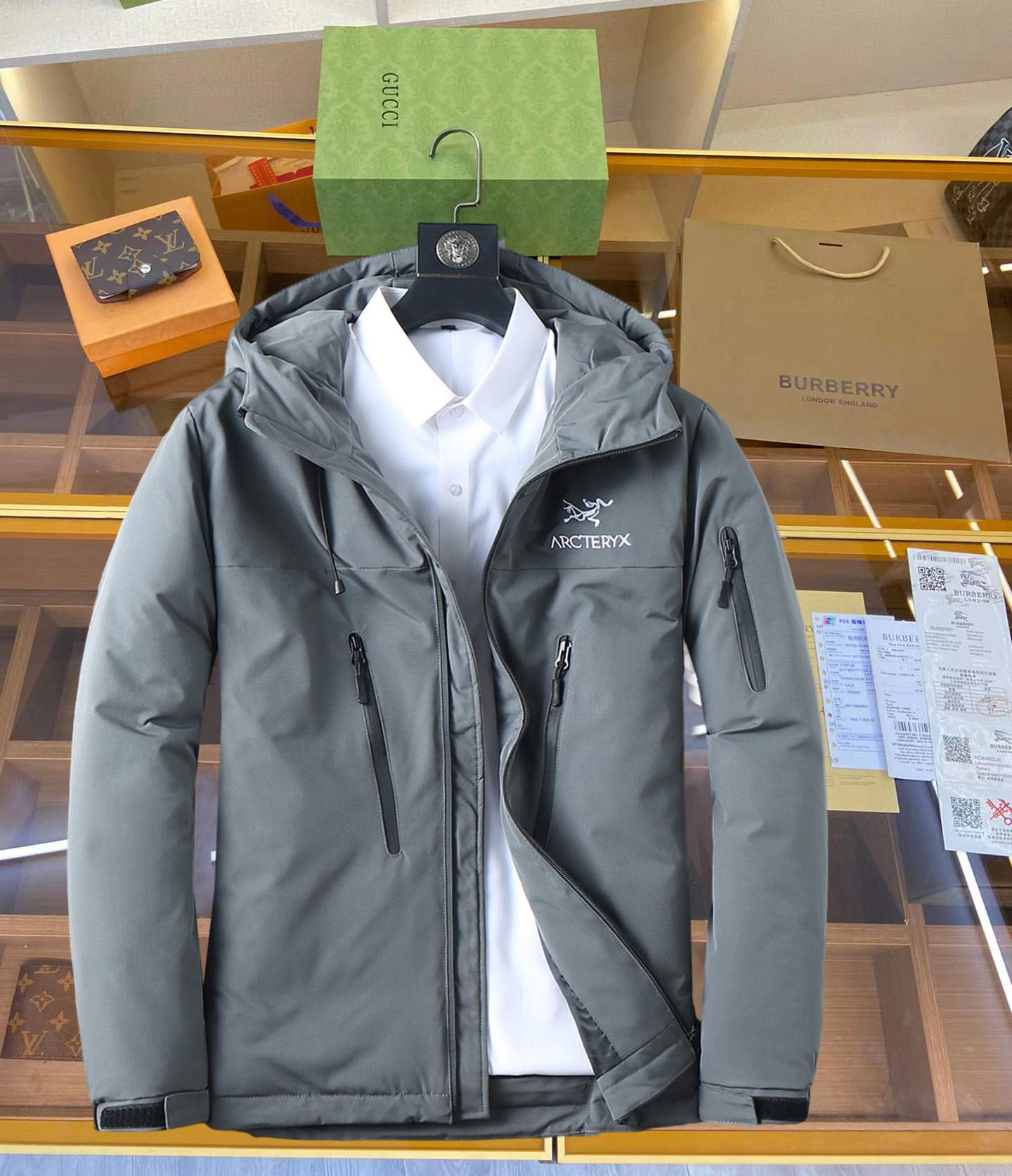 NO:629904,Arc'teryx's new 2025 autumn and winter down jacket. This is known as the most expensive down jacket in the world, all 90 down. With a classic logo combination, it is full of visual impact at first sight. It has better thermal insulation performance, is light and not heavy, and has good loft recovery after compression, and it can gather heat and lock in temperature!  Personalized color matching design, fresh and energetic!  There are too many versions circulating in the market. In addition to the different fabrics and workmanship, the biggest difference is that the filling is not goose down at all but feather silk or velvet, etc., and it is not easy to distinguish for those who don’t understand. In addition, the fabrics and workmanship are definitely not of the same level. In short, look for us and you will never go astray. All the exclusive full colors are purchased from genuine development. If you understand the quality of our down jackets, you can safely recommend it with your eyes closed. The three standards are complete!  Uniform series for men and women!  Size M-3XL. Maximum wear is 195 pounds.,arc'teryx,down jacket,alexander wang19860909始祖鸟 2025秋冬新款羽绒服.这款号称羽绒服届最贵的,全部90绒的.带着经典的Logo组合搭配,第一眼看到就是满满的视觉冲击,保暖性能更出色,轻便不厚重,且压缩后的蓬松度恢复性好,聚热锁温！个性的拼色设计,清新有活力！市面流通的版本实在太多了,除了面料做工不同外,最大的区别就是填充物根本不是鹅绒而是羽丝或手感绒等等,而不懂的根本不容易区分.另外面料和做工也绝对不是一个级别,总之认准我们,让你绝对不跑偏,独家全色全部购入正版开发,懂我们家羽绒服质量的,完全可以放心闭眼推.三标齐全！男女同款系列！码数M-3XL.最大穿到195斤.,arc'teryx,down jacket,alexander wang,Men's clothing