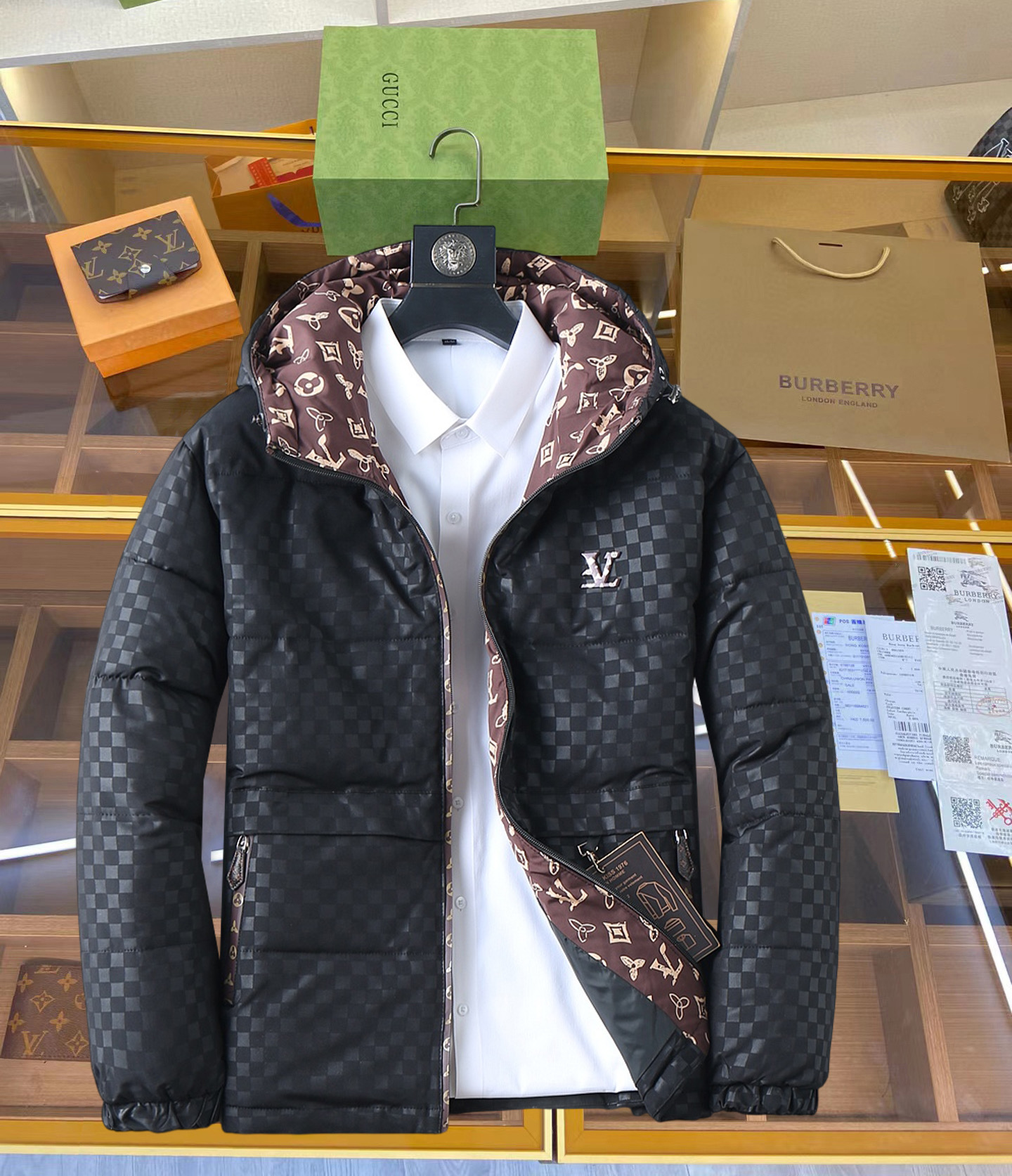NO:629910,LV three-standard complete 2025ss winter new down jacket, the new product on the show is in perfect condition, comfortable and warm, the color is full and attractive, the design is very outstanding, it can easily enhance the fashion sense, the workmanship is extremely sophisticated and rigorous, and the wiring is neat and meticulous!  A masterpiece from a famous designer!  The upper body does not look bloated and is super handsome!  Available sizes M ~ XXXL,,louis vuitton,jackets & coats,down jacket,alexander wang19860909LV 三标齐全 2025ss冬季新款羽绒棉服外套,秀场新品品相非常完美,舒适保暖,色泽饱满诱人,非常出彩的设计,轻松将时髦感进阶,做工极为考究严谨,走线工整细致！大牌设计师巨作！上身不显臃肿、超级帅气！现货码数M ～ XXXL,,louis vuitton,jackets & coats,down jacket,alexander wang,Men's clothing
