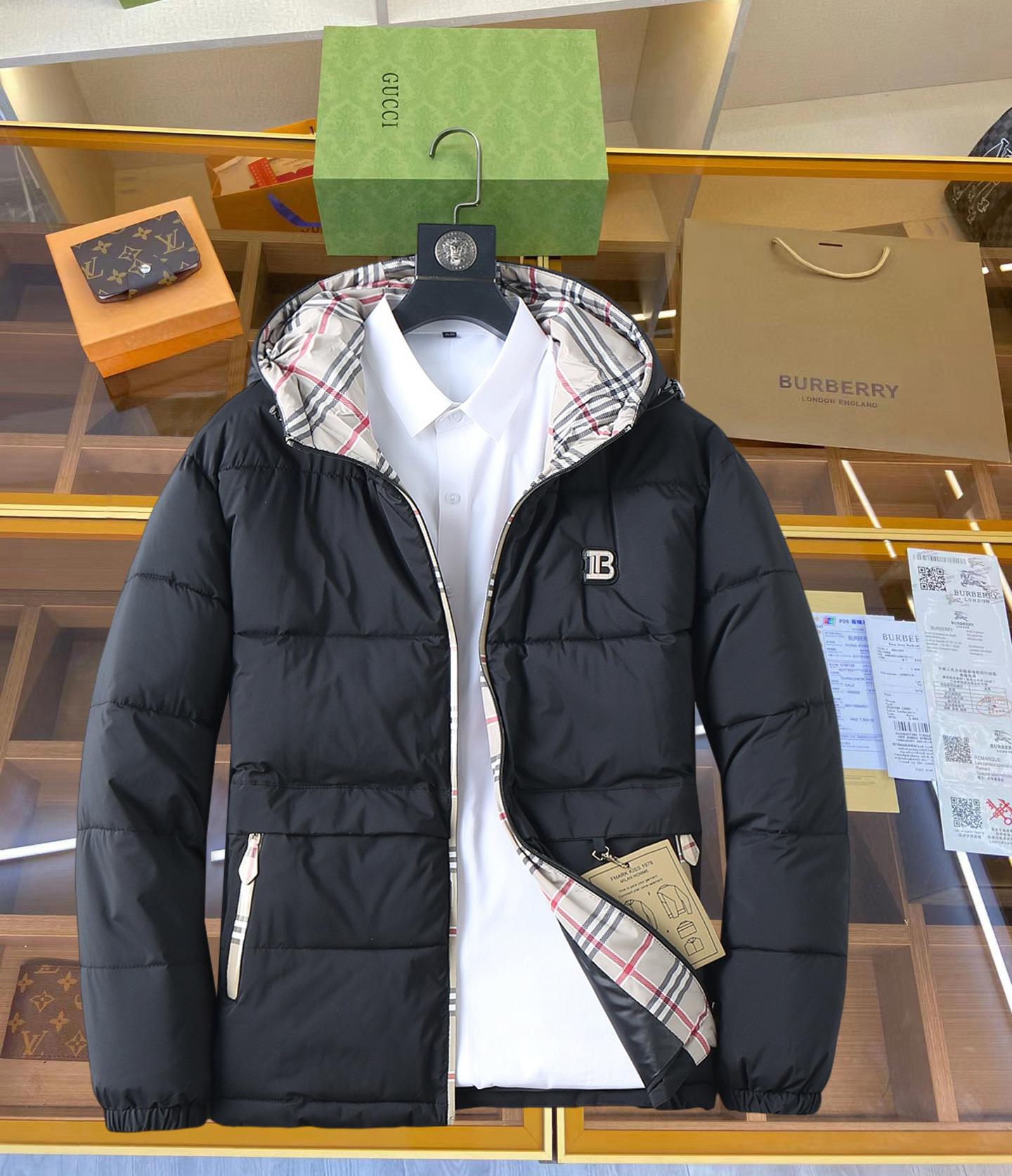 NO:629916,Burberry's new 2025ss winter down jacket with all three standards, the new product on the show is in perfect condition, comfortable and warm, the color is full and attractive, the design is very outstanding, it can easily enhance the fashion sense, the workmanship is extremely sophisticated and rigorous, and the wiring is neat and meticulous!  A masterpiece from a famous designer!  The upper body does not look bloated and is super handsome!  Available sizes M ~ XXXL,,burberry,jackets & coats,down jacket,alexander wang19860909巴宝莉 三标齐全 2025ss冬季新款羽绒棉服外套,秀场新品品相非常完美,舒适保暖,色泽饱满诱人,非常出彩的设计,轻松将时髦感进阶,做工极为考究严谨,走线工整细致！大牌设计师巨作！上身不显臃肿、超级帅气！现货码数M ～ XXXL,,burberry,jackets & coats,down jacket,alexander wang,Men's clothing
