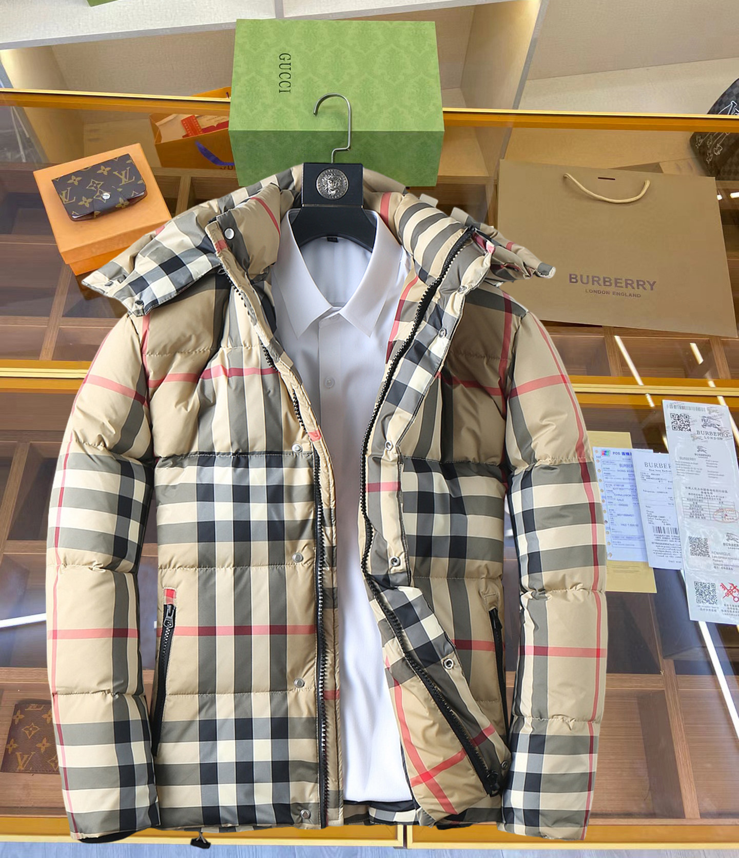 NO:629923,Burberry's new 2025 autumn and winter down jacket. This is known as the most expensive down jacket in the world, all 90 down. With a classic logo combination, it is full of visual impact at first sight. It has better thermal insulation performance, is light and not heavy, and has good loft recovery after compression, and it can gather heat and lock in temperature!  Personalized color matching design, fresh and energetic!  There are too many versions circulating in the market. In addition to the different fabrics and workmanship, the biggest difference is that the filling is not goose down at all but feather silk or velvet, etc., and it is not easy to distinguish for those who don’t understand. In addition, the fabrics and workmanship are definitely not of the same level. In short, look for us and you will never go astray. All the exclusive full colors are purchased from genuine development. If you understand the quality of our down jackets, you can safely recommend it with your eyes closed. The three standards are complete!  Uniform series for men and women!  Size M-3XL. Maximum wear is 195 pounds.,,burberry,down jacket,alexander wang19860909巴宝莉 2025秋冬新款羽绒服.这款号称羽绒服届最贵的,全部90绒的.带着经典的Logo组合搭配,第一眼看到就是满满的视觉冲击,保暖性能更出色,轻便不厚重,且压缩后的蓬松度恢复性好,聚热锁温！个性的拼色设计,清新有活力！市面流通的版本实在太多了,除了面料做工不同外,最大的区别就是填充物根本不是鹅绒而是羽丝或手感绒等等,而不懂的根本不容易区分.另外面料和做工也绝对不是一个级别,总之认准我们,让你绝对不跑偏,独家全色全部购入正版开发,懂我们家羽绒服质量的,完全可以放心闭眼推.三标齐全！男女同款系列！码数M-3XL.最大穿到195斤.,,burberry,down jacket,alexander wang,Men's clothing