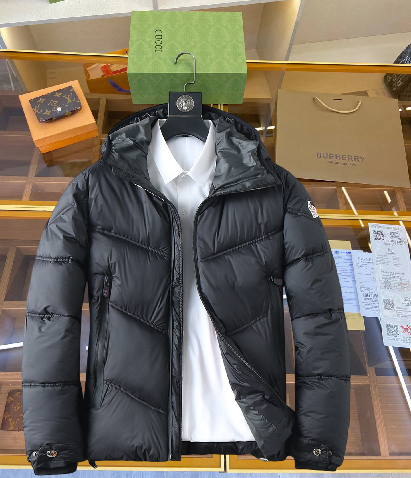 NO:629930,Mengkou, complete with three standards, 2025ss new winter down jacket, the new product in the show is in perfect condition, comfortable and warm, the color is full and attractive, the very outstanding design can easily enhance the fashion sense, the workmanship is extremely sophisticated and rigorous, and the wiring is neat and meticulous!  A masterpiece from a famous designer!  The upper body does not look bloated and is super handsome!  Available sizes M ~ XXXL,,Moncler,jackets & coats,down jacket,alexander wang19860909蒙口 三标齐全 2025ss冬季新款羽绒棉服外套,秀场新品品相非常完美,舒适保暖,色泽饱满诱人,非常出彩的设计,轻松将时髦感进阶,做工极为考究严谨,走线工整细致！大牌设计师巨作！上身不显臃肿、超级帅气！现货码数M ～ XXXL,,Moncler,jackets & coats,down jacket,alexander wang,Men's clothing