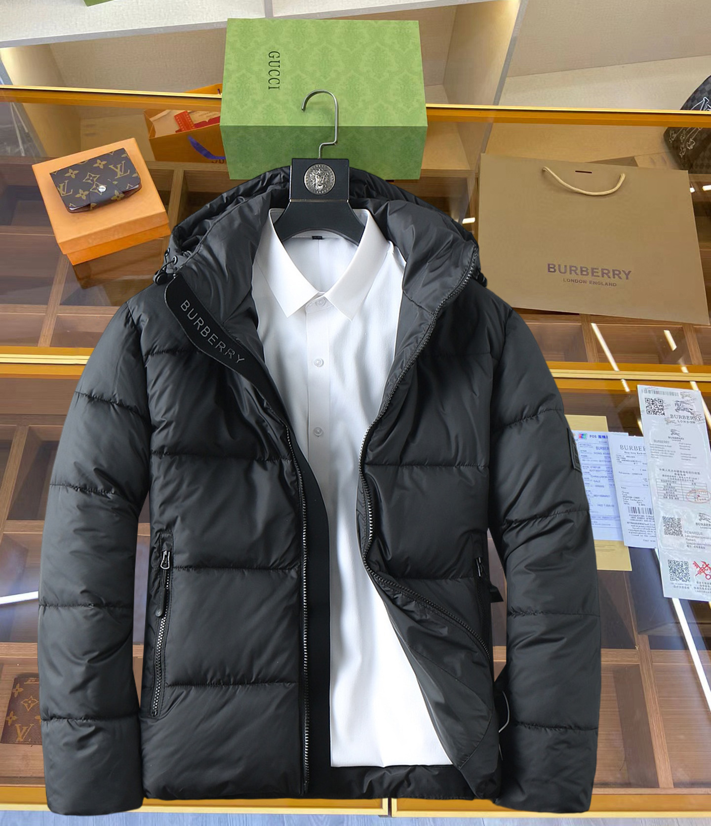 NO:629876,Burberry's new 2025ss winter down jacket with all three standards, the new product on the show is in perfect condition, comfortable and warm, the color is full and attractive, the design is very outstanding, it can easily enhance the fashion sense, the workmanship is extremely sophisticated and rigorous, and the wiring is neat and meticulous!  A masterpiece from a famous designer!  The upper body does not look bloated and is super handsome!  Available sizes M ~ XXXL,,burberry,jackets & coats,down jacket,alexander wang19860909巴宝莉 三标齐全 2025ss冬季新款羽绒棉服外套,秀场新品品相非常完美,舒适保暖,色泽饱满诱人,非常出彩的设计,轻松将时髦感进阶,做工极为考究严谨,走线工整细致！大牌设计师巨作！上身不显臃肿、超级帅气！现货码数M ～ XXXL,,burberry,jackets & coats,down jacket,alexander wang,Men's clothing