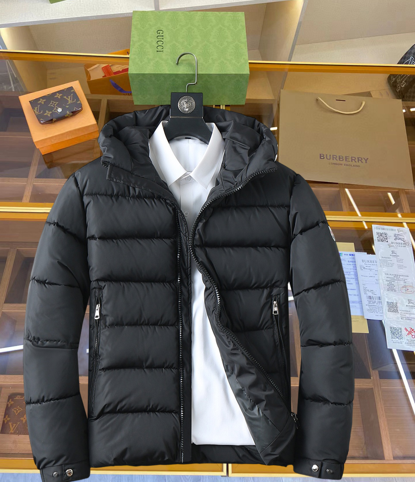 NO:629883,Mengkou, complete with three standards, 2025ss new winter down jacket, the new product in the show is in perfect condition, comfortable and warm, the color is full and attractive, the very outstanding design can easily enhance the fashion sense, the workmanship is extremely sophisticated and rigorous, and the wiring is neat and meticulous!  A masterpiece from a famous designer!  The upper body does not look bloated and is super handsome!  Available sizes M ~ XXXL,,Moncler,jackets & coats,down jacket,alexander wang19860909蒙口 三标齐全 2025ss冬季新款羽绒棉服外套,秀场新品品相非常完美,舒适保暖,色泽饱满诱人,非常出彩的设计,轻松将时髦感进阶,做工极为考究严谨,走线工整细致！大牌设计师巨作！上身不显臃肿、超级帅气！现货码数M ～ XXXL,,Moncler,jackets & coats,down jacket,alexander wang,Men's clothing