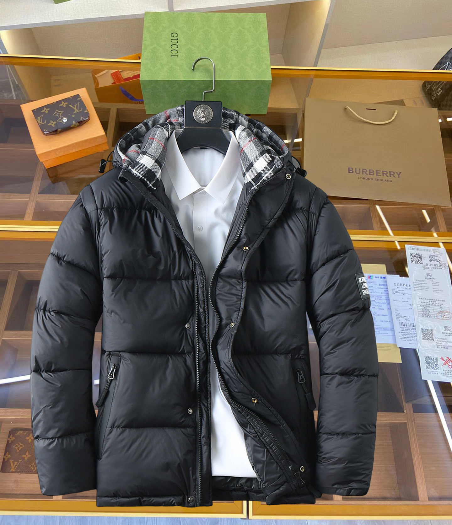 NO:629890,Burberry's new 2025ss winter down jacket with all three standards, the new product on the show is in perfect condition, comfortable and warm, the color is full and attractive, the design is very outstanding, it can easily enhance the fashion sense, the workmanship is extremely sophisticated and rigorous, and the wiring is neat and meticulous!  A masterpiece from a famous designer!  The upper body does not look bloated and is super handsome!  Available sizes M ~ XXXL,,burberry,jackets & coats,down jacket,alexander wang19860909巴宝莉 三标齐全 2025ss冬季新款羽绒棉服外套,秀场新品品相非常完美,舒适保暖,色泽饱满诱人,非常出彩的设计,轻松将时髦感进阶,做工极为考究严谨,走线工整细致！大牌设计师巨作！上身不显臃肿、超级帅气！现货码数M ～ XXXL,,burberry,jackets & coats,down jacket,alexander wang,Men's clothing