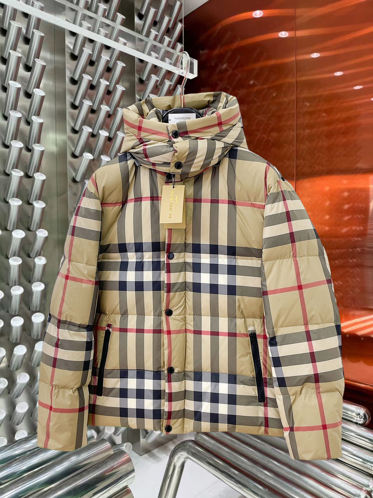 NO:644862,Burberry 2025ss new winter products, fashionable top down jackets, filled with imported down, the highest quality on the market, imported fabrics, the highest lining standards, never running down, accessories and hardware are all custom-made from the original factory, 10 years of focus on clothing production, ensuring the smoothness of each piece of clothing, the Rolls Royce of down jackets, sizes M-L-XL-2XL-3XL,, burberry, down jacket, alexander wang19860909巴宝莉 2025ss冬季新品,时尚顶级羽绒服 填充进口羽绒朵,市面最高品质,进口面料,里布最高标准,绝不跑绒,辅料五金全部原厂定做,10年专注服装生产,保证每件衣服的平整性,羽绒服界的劳斯莱斯 尺码M-L-XL-2XL-3XL,,burberry,down jacket,alexander wang,Men's clothing