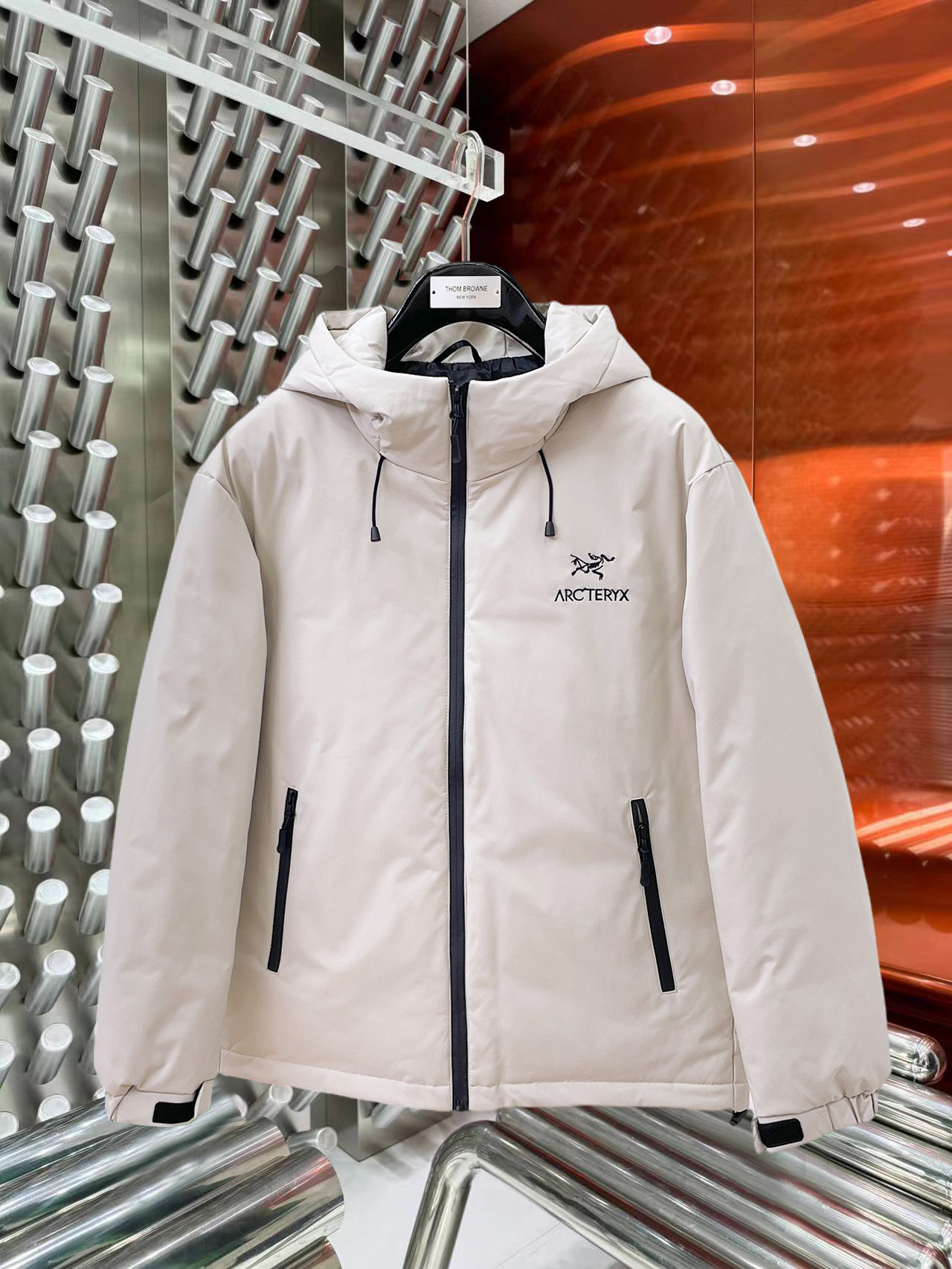 NO:644838,Arc'teryx's new 2025 autumn and winter down jacket. This is known as the most expensive down jacket in the world, all 90 down. With a classic logo combination, it is full of visual impact at first sight. It has better thermal insulation performance, is light and not heavy, and has good loft recovery after compression, and it can gather heat and lock in temperature!  Personalized color matching design, fresh and energetic!  There are too many versions circulating in the market. In addition to the different fabrics and workmanship, the biggest difference is that the filling is not goose down at all but feather silk or velvet, etc., and it is not easy to distinguish for those who don’t understand. In addition, the fabrics and workmanship are definitely not of the same level. In short, look for us and you will never go astray. All the exclusive full colors are purchased from genuine development. If you understand the quality of our down jackets, you can safely recommend it with your eyes closed. The three standards are complete!  Uniform series for men and women!  Size M-3XL. Maximum wear is 195 pounds.,arc'teryx,down jacket,alexander wang19860909始祖鸟 2025秋冬新款羽绒服.这款号称羽绒服届最贵的,全部90绒的.带着经典的Logo组合搭配,第一眼看到就是满满的视觉冲击,保暖性能更出色,轻便不厚重,且压缩后的蓬松度恢复性好,聚热锁温！个性的拼色设计,清新有活力！市面流通的版本实在太多了,除了面料做工不同外,最大的区别就是填充物根本不是鹅绒而是羽丝或手感绒等等,而不懂的根本不容易区分.另外面料和做工也绝对不是一个级别,总之认准我们,让你绝对不跑偏,独家全色全部购入正版开发,懂我们家羽绒服质量的,完全可以放心闭眼推.三标齐全！男女同款系列！码数M-3XL.最大穿到195斤.,arc'teryx,down jacket,alexander wang,Men's clothing