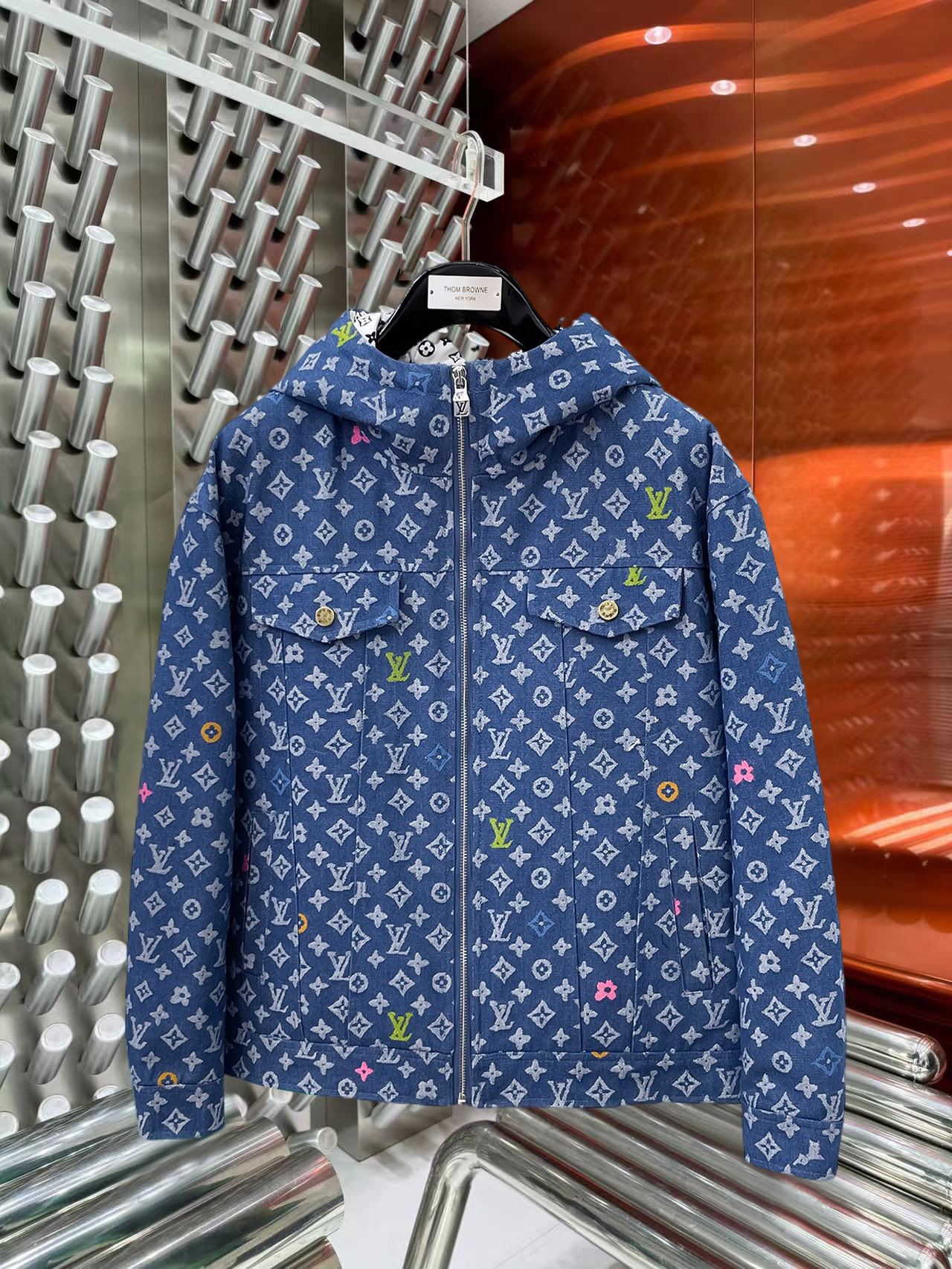 NO:644841,LV 2025ss new winter product, fashionable top down jacket, filled with imported down, the highest quality on the market, imported fabrics, the highest lining standards, no down, all accessories and hardware are custom-made from the original factory, 10 years of focus on clothing production, ensuring the smoothness of each piece of clothing, the Rolls Royce of down jackets. Sizes M-L-XL-2XL-3XL, Louis Vuitton, down jacket, alexander wang19860909LV 2025ss冬季新品,时尚顶级羽绒服 填充进口羽绒朵,市面最高品质,进口面料,里布最高标准,绝不跑绒,辅料五金全部原厂定做,10年专注服装生产,保证每件衣服的平整性,羽绒服界的劳斯莱斯 尺码M-L-XL-2XL-3XL,,louis vuitton,down jacket,alexander wang,Men's clothing