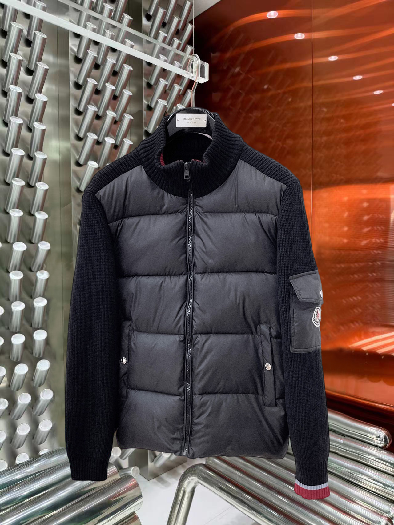 NO:644844,Mengkou, complete with three standards, 2025ss new winter down jacket, the new product in the show is in perfect condition, comfortable and warm, the color is full and attractive, the very outstanding design can easily enhance the fashion sense, the workmanship is extremely sophisticated and rigorous, and the wiring is neat and meticulous!  A masterpiece from a famous designer!  The upper body does not look bloated and is super handsome!  Available sizes M ~ XXXL,,Moncler,jackets & coats,down jacket,alexander wang19860909蒙口 三标齐全 2025ss冬季新款羽绒棉服外套,秀场新品品相非常完美,舒适保暖,色泽饱满诱人,非常出彩的设计,轻松将时髦感进阶,做工极为考究严谨,走线工整细致！大牌设计师巨作！上身不显臃肿、超级帅气！现货码数M ～ XXXL,,Moncler,jackets & coats,down jacket,alexander wang,Men's clothing