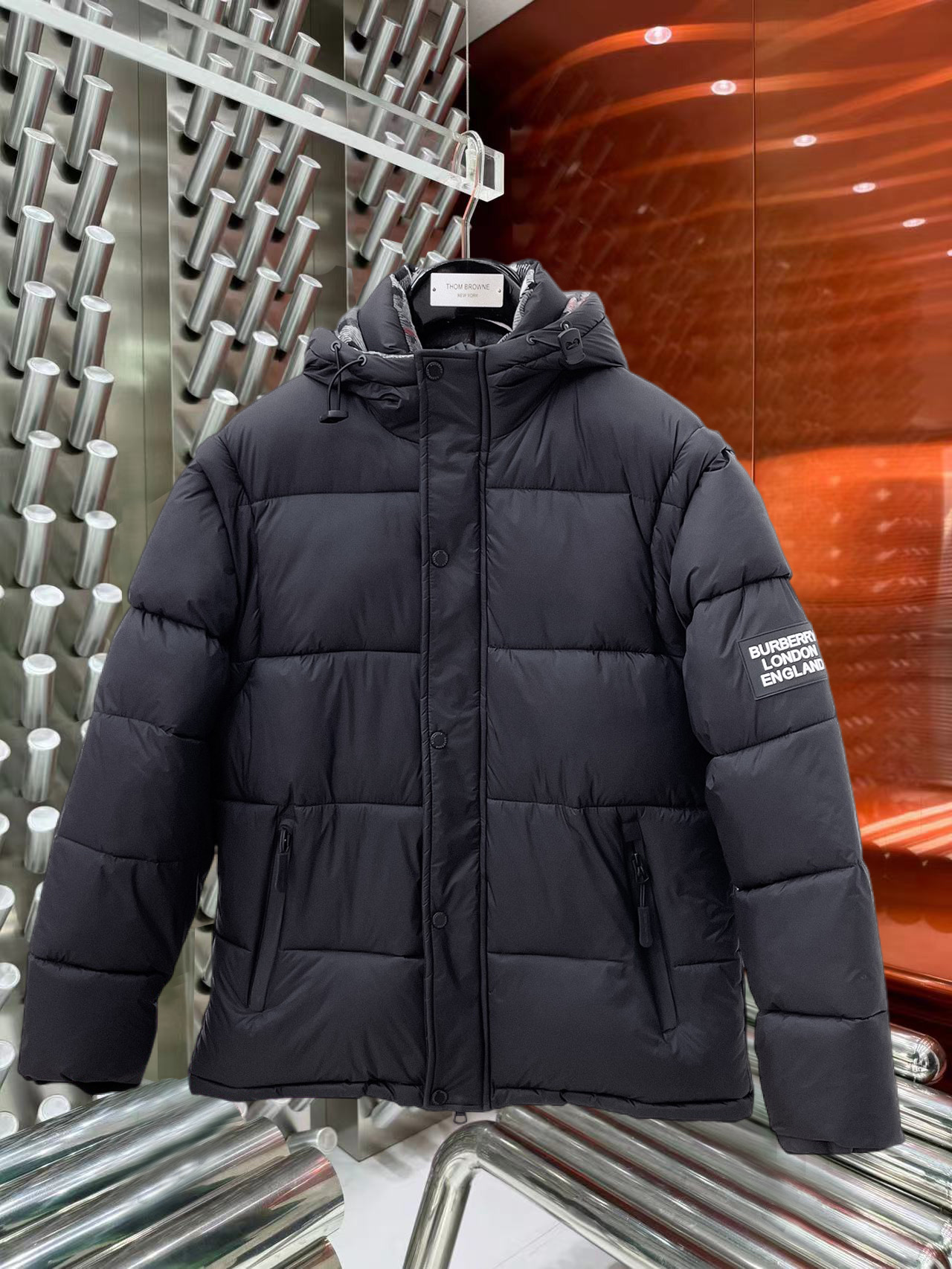 NO:644847,Burberry's new three-standard 2025ss winter down jacket is in perfect condition. It's comfortable and warm, and the color is full and attractive. It's a very brilliant design that easily enhances the sense of fashion. The workmanship is extremely sophisticated and rigorous, and the wiring is neat and meticulous!  A masterpiece from a famous designer!  The upper body does not look bloated and is super handsome!  Available sizes M ~ XXXL,,burberry,jackets & coats,down jacket,alexander wang19860909始巴宝莉 三标齐全 2025ss冬季新款羽绒棉服外套,秀场新品品相非常完美,舒适保暖,色泽饱满诱人,非常出彩的设计,轻松将时髦感进阶,做工极为考究严谨,走线工整细致！大牌设计师巨作！上身不显臃肿、超级帅气！现货码数M ～ XXXL,,burberry,jackets & coats,down jacket,alexander wang,Men's clothing