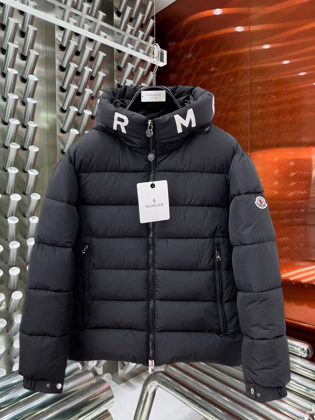 NO:644850,Mengkou, complete with three standards, 2025ss new winter down jacket, the new product in the show is in perfect condition, comfortable and warm, the color is full and attractive, the very outstanding design can easily enhance the fashion sense, the workmanship is extremely sophisticated and rigorous, and the wiring is neat and meticulous!  A masterpiece from a famous designer!  The upper body does not look bloated and is super handsome!  Available sizes M ~ XXXL,,Moncler,jackets & coats,down jacket,alexander wang19860909蒙口 三标齐全 2025ss冬季新款羽绒棉服外套,秀场新品品相非常完美,舒适保暖,色泽饱满诱人,非常出彩的设计,轻松将时髦感进阶,做工极为考究严谨,走线工整细致！大牌设计师巨作！上身不显臃肿、超级帅气！现货码数M ～ XXXL,,Moncler,jackets & coats,down jacket,alexander wang,Men's clothing