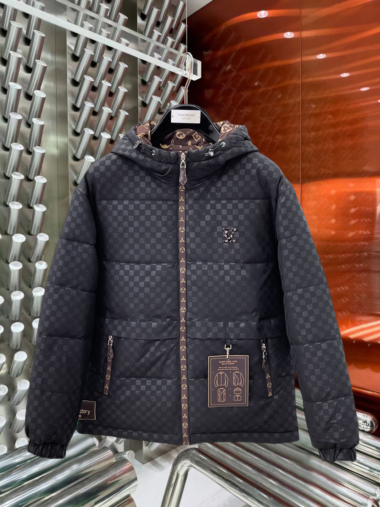 NO:644853,LV three-standard complete 2025ss winter new down jacket, the new product on the show is in perfect condition, comfortable and warm, the color is full and attractive, the design is very outstanding, it can easily enhance the fashion sense, the workmanship is extremely sophisticated and rigorous, and the wiring is neat and meticulous!  A masterpiece from a famous designer!  The upper body does not look bloated and is super handsome!  Available sizes M ~ XXXL,,louis vuitton,jackets & coats,down jacket,alexander wang19860909LV 三标齐全 2025ss冬季新款羽绒棉服外套,秀场新品品相非常完美,舒适保暖,色泽饱满诱人,非常出彩的设计,轻松将时髦感进阶,做工极为考究严谨,走线工整细致！大牌设计师巨作！上身不显臃肿、超级帅气！现货码数M ～ XXXL,,louis vuitton,jackets & coats,down jacket,alexander wang,Men's clothing