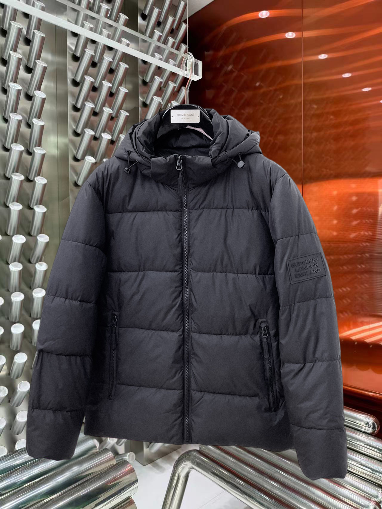 NO:644854,Burberry's new 2025ss winter down jacket with all three standards, the new product on the show is in perfect condition, comfortable and warm, the color is full and attractive, the design is very outstanding, it can easily enhance the fashion sense, the workmanship is extremely sophisticated and rigorous, and the wiring is neat and meticulous!  A masterpiece from a famous designer!  The upper body does not look bloated and is super handsome!  Available sizes M ~ XXXL,,burberry,jackets & coats,down jacket,alexander wang19860909巴宝莉 三标齐全 2025ss冬季新款羽绒棉服外套,秀场新品品相非常完美,舒适保暖,色泽饱满诱人,非常出彩的设计,轻松将时髦感进阶,做工极为考究严谨,走线工整细致！大牌设计师巨作！上身不显臃肿、超级帅气！现货码数M ～ XXXL,,burberry,jackets & coats,down jacket,alexander wang,Men's clothing