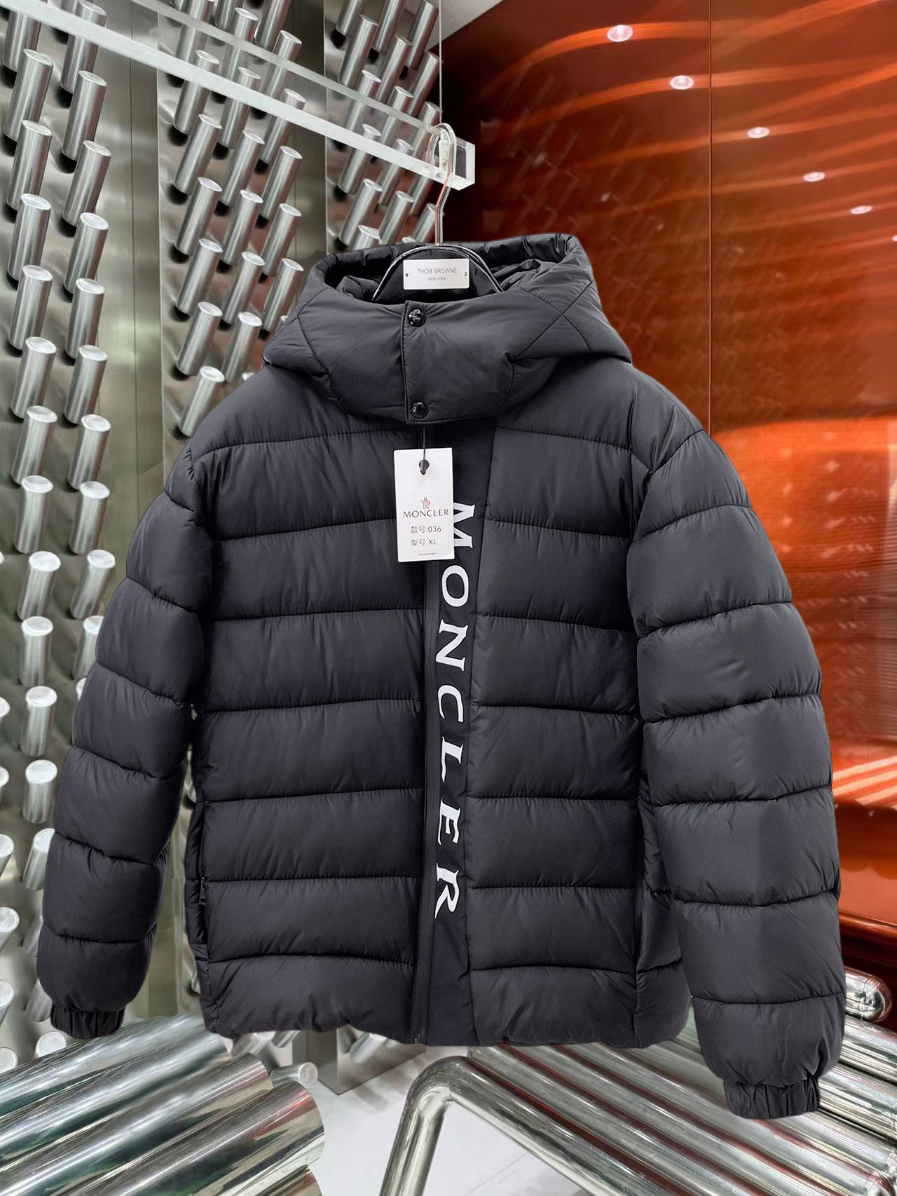 NO:644856,Mengkou, complete with three standards, 2025ss new winter down jacket, the new product in the show is in perfect condition, comfortable and warm, the color is full and attractive, the very outstanding design can easily enhance the fashion sense, the workmanship is extremely sophisticated and rigorous, and the wiring is neat and meticulous!  A masterpiece from a famous designer!  The upper body does not look bloated and is super handsome!  Available sizes M ~ XXXL,,Moncler,jackets & coats,down jacket,alexander wang19860909蒙口 三标齐全 2025ss冬季新款羽绒棉服外套,秀场新品品相非常完美,舒适保暖,色泽饱满诱人,非常出彩的设计,轻松将时髦感进阶,做工极为考究严谨,走线工整细致！大牌设计师巨作！上身不显臃肿、超级帅气！现货码数M ～ XXXL,,Moncler,jackets & coats,down jacket,alexander wang,Men's clothing