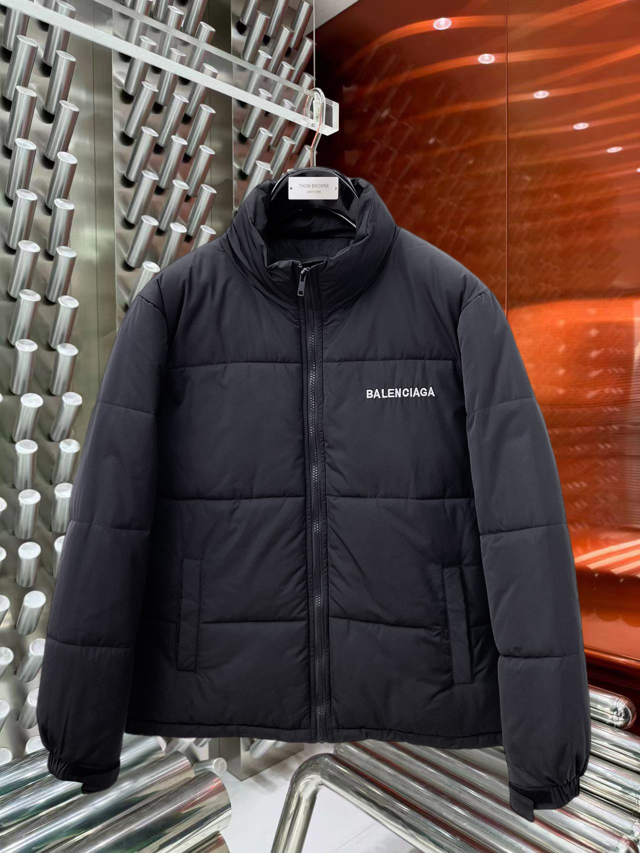 NO:644858,Balenciaga's 2025ss new winter down jacket with all three standards, the new product on the show is in perfect condition, comfortable and warm, the color is full and attractive, the design is very brilliant, it can easily enhance the sense of fashion, the workmanship is extremely sophisticated and rigorous, and the wiring is neat and meticulous!  A masterpiece from a famous designer!  The upper body does not look bloated and is super handsome!  Available sizes M ~ XXXL,,balenciaga,jackets & coats,down jacket,alexander wang19860909巴黎世家 三标齐全 2025ss冬季新款羽绒棉服外套,秀场新品品相非常完美,舒适保暖,色泽饱满诱人,非常出彩的设计,轻松将时髦感进阶,做工极为考究严谨,走线工整细致！大牌设计师巨作！上身不显臃肿、超级帅气！现货码数M ～ XXXL,,balenciaga,jackets & coats,down jacket,alexander wang,Men's clothing