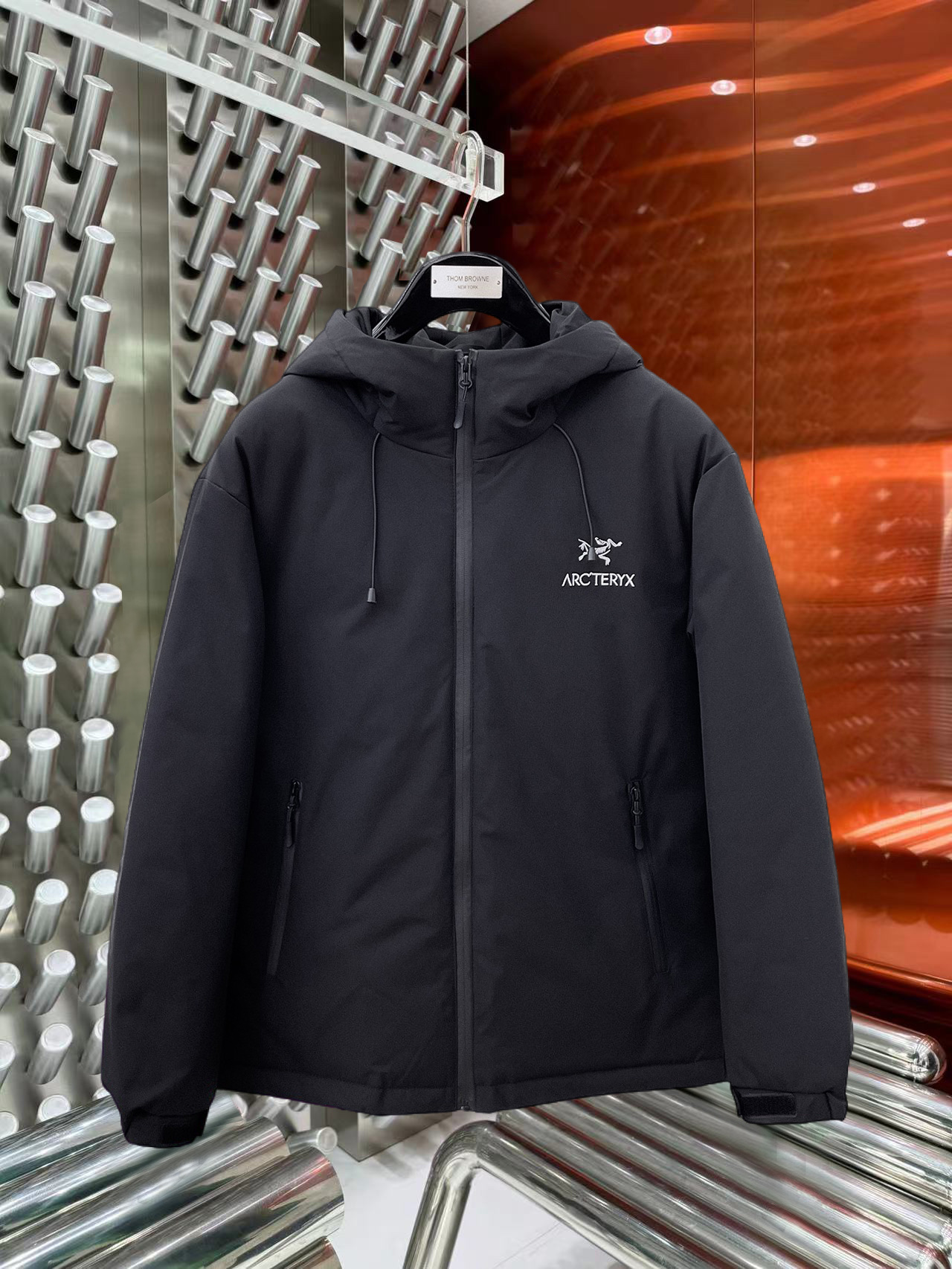 NO:644860,Arc'teryx's new 2025 autumn and winter down jacket. This is known as the most expensive down jacket in the world, all 90 down. With a classic logo combination, it is full of visual impact at first sight. It has better thermal insulation performance, is light and not heavy, and has good loft recovery after compression, and it can gather heat and lock in temperature!  Personalized color matching design, fresh and energetic!  There are too many versions circulating in the market. In addition to the different fabrics and workmanship, the biggest difference is that the filling is not goose down at all but feather silk or velvet, etc., and it is not easy to distinguish for those who don’t understand. In addition, the fabrics and workmanship are definitely not of the same level. In short, look for us and you will never go astray. All the exclusive full colors are purchased from genuine development. If you understand the quality of our down jackets, you can safely recommend it with your eyes closed. The three standards are complete!  Uniform series for men and women!  Size M-3XL. Maximum wear is 195 pounds.,arc'teryx,down jacket,alexander wang19860909始祖鸟 2025秋冬新款羽绒服.这款号称羽绒服届最贵的,全部90绒的.带着经典的Logo组合搭配,第一眼看到就是满满的视觉冲击,保暖性能更出色,轻便不厚重,且压缩后的蓬松度恢复性好,聚热锁温！个性的拼色设计,清新有活力！市面流通的版本实在太多了,除了面料做工不同外,最大的区别就是填充物根本不是鹅绒而是羽丝或手感绒等等,而不懂的根本不容易区分.另外面料和做工也绝对不是一个级别,总之认准我们,让你绝对不跑偏,独家全色全部购入正版开发,懂我们家羽绒服质量的,完全可以放心闭眼推.三标齐全！男女同款系列！码数M-3XL.最大穿到195斤.,arc'teryx,down jacket,alexander wang,Men's clothing