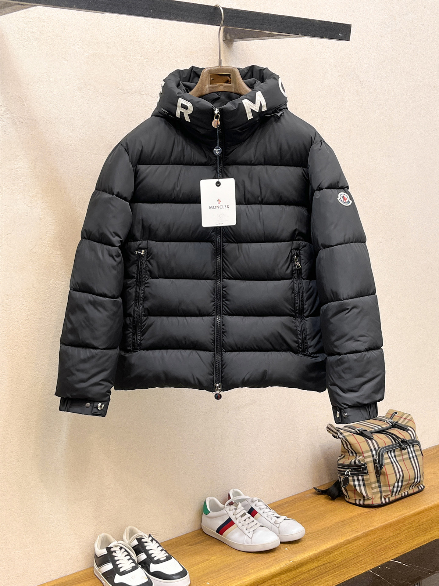 NO:646214,Mengkou, complete with three standards, 2025ss new winter down jacket, the new product in the show is in perfect condition, comfortable and warm, the color is full and attractive, the very outstanding design can easily enhance the fashion sense, the workmanship is extremely sophisticated and rigorous, and the wiring is neat and meticulous!  A masterpiece from a famous designer!  The upper body does not look bloated and is super handsome!  Available sizes M ~ XXXL,,Moncler,jackets & coats,down jacket,alexander wang19860909蒙口 三标齐全 2025ss冬季新款羽绒棉服外套,秀场新品品相非常完美,舒适保暖,色泽饱满诱人,非常出彩的设计,轻松将时髦感进阶,做工极为考究严谨,走线工整细致！大牌设计师巨作！上身不显臃肿、超级帅气！现货码数M ～ XXXL,,Moncler,jackets & coats,down jacket,alexander wang,Men's clothing