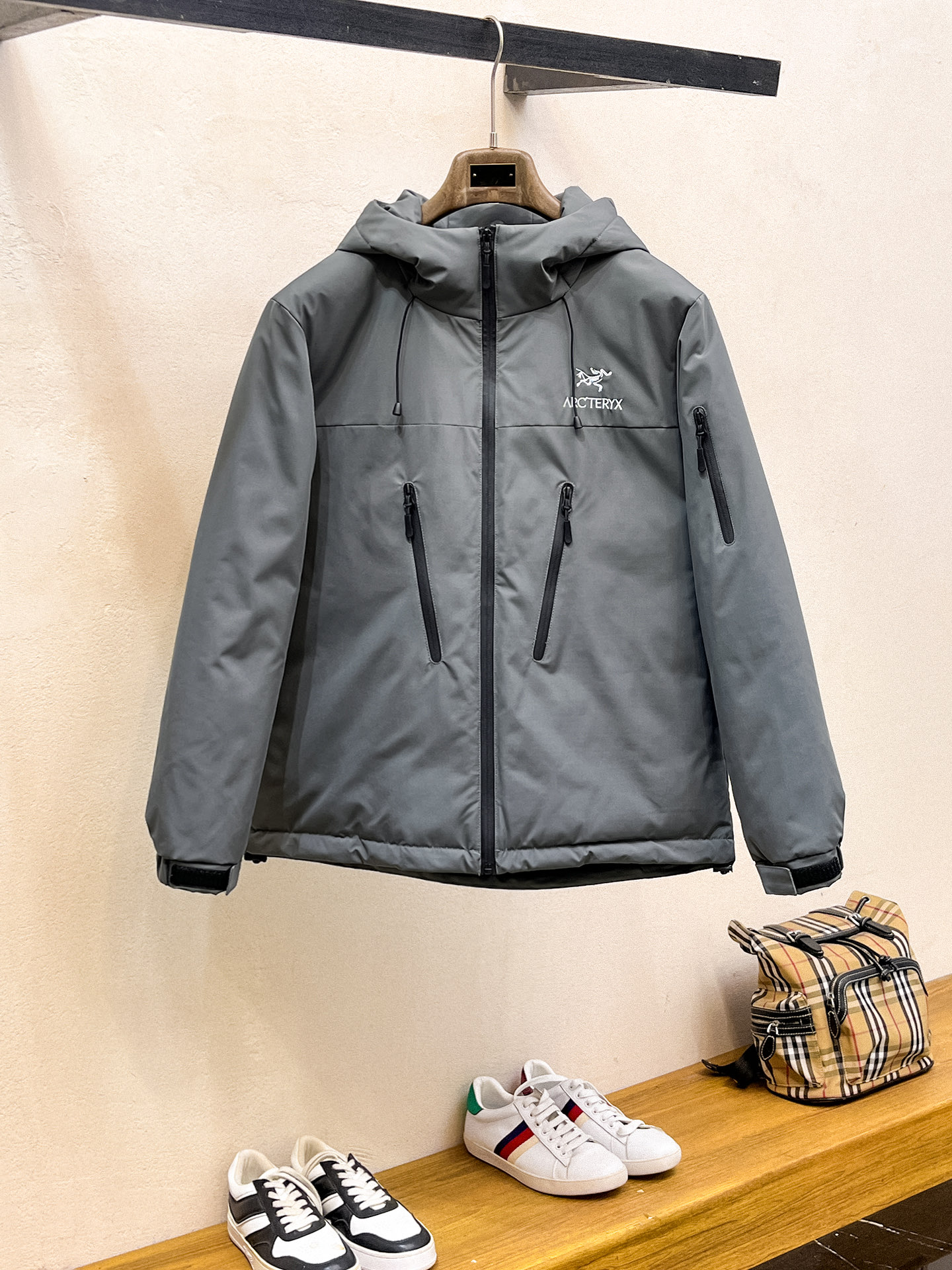 NO:646219,Arc'teryx 2025ss new winter product, fashionable top down jacket, filled with imported down, the highest quality on the market, imported fabrics, the highest lining standards, never running down, accessories and hardware are all custom-made from the original factory, 10 years of focus on clothing production, ensuring the smoothness of each piece of clothing, the Rolls Royce of down jackets. Sizes M-L-XL-2XL-3XL, arc'teryx, down jacket, alexander wang19860909始祖鸟 2025ss冬季新品,时尚顶级羽绒服 填充进口羽绒朵,市面最高品质,进口面料,里布最高标准,绝不跑绒,辅料五金全部原厂定做,10年专注服装生产,保证每件衣服的平整性,羽绒服界的劳斯莱斯 尺码M-L-XL-2XL-3XL,arc'teryx,down jacket,alexander wang,Men's clothing