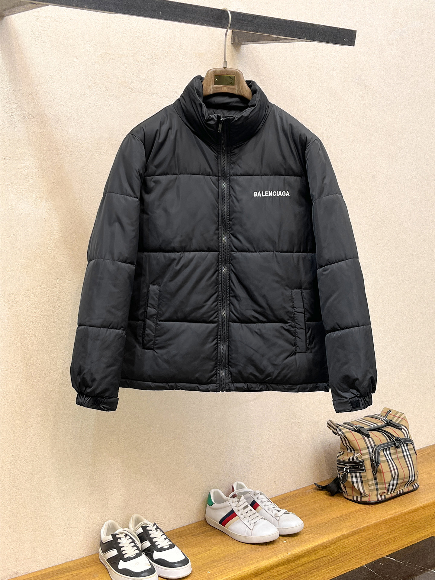 NO:646224,Balenciaga's 2025ss new winter down jacket with all three standards, the new product on the show is in perfect condition, comfortable and warm, the color is full and attractive, the design is very brilliant, it can easily enhance the sense of fashion, the workmanship is extremely sophisticated and rigorous, and the wiring is neat and meticulous!  A masterpiece from a famous designer!  The upper body does not look bloated and is super handsome!  Available sizes M ~ XXXL,,balenciaga,jackets & coats,down jacket,alexander wang19860909巴黎世家 三标齐全 2025ss冬季新款羽绒棉服外套,秀场新品品相非常完美,舒适保暖,色泽饱满诱人,非常出彩的设计,轻松将时髦感进阶,做工极为考究严谨,走线工整细致！大牌设计师巨作！上身不显臃肿、超级帅气！现货码数M ～ XXXL,,balenciaga,jackets & coats,down jacket,alexander wang,Men's clothing