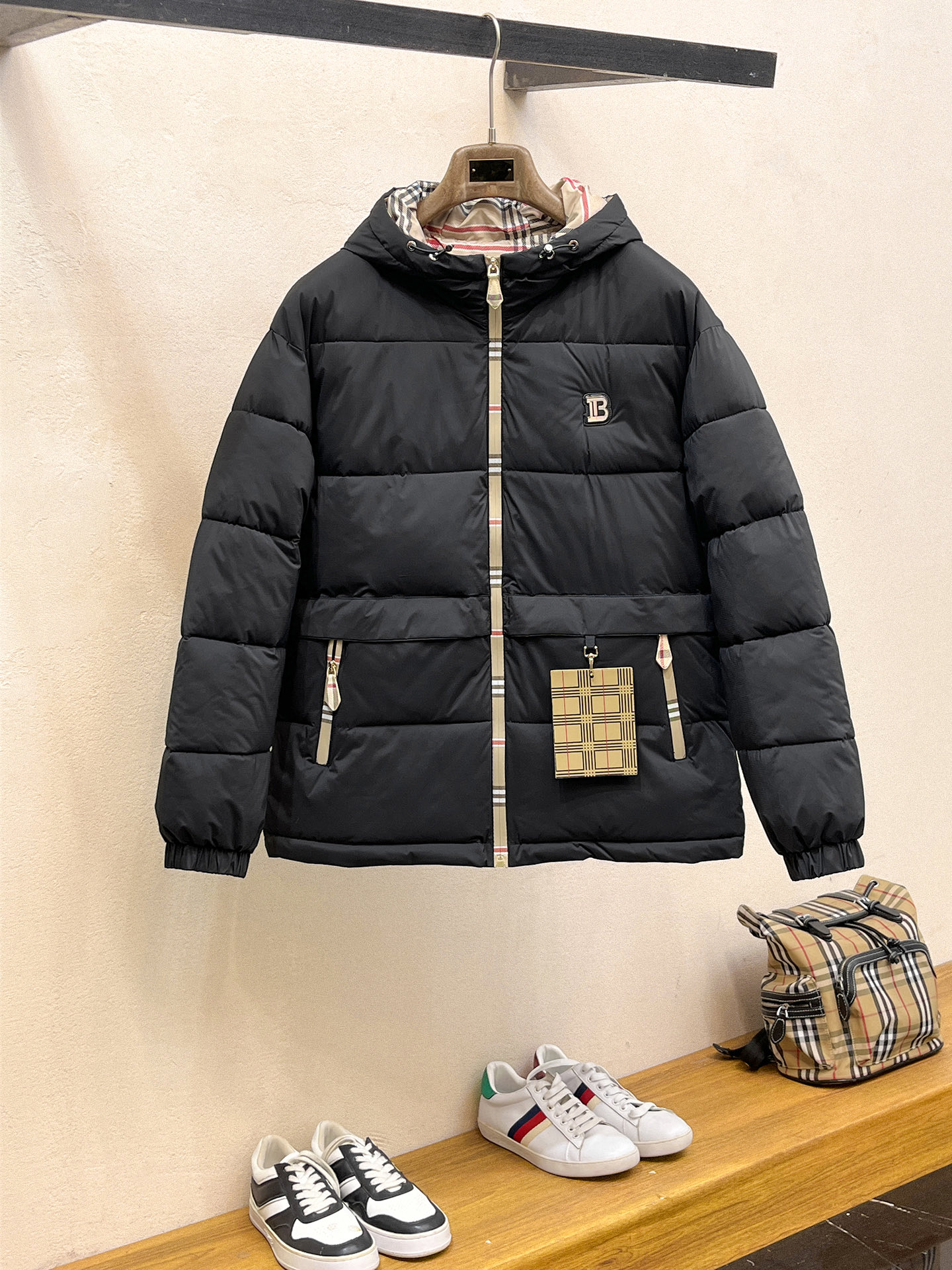 NO:646230,Burberry's new 2025ss winter down jacket with all three standards, the new product on the show is in perfect condition, comfortable and warm, the color is full and attractive, the design is very outstanding, it can easily enhance the fashion sense, the workmanship is extremely sophisticated and rigorous, and the wiring is neat and meticulous!  A masterpiece from a famous designer!  The upper body does not look bloated and is super handsome!  Available sizes M ~ XXXL,,burberry,jackets & coats,down jacket,alexander wang19860909巴宝莉 三标齐全 2025ss冬季新款羽绒棉服外套,秀场新品品相非常完美,舒适保暖,色泽饱满诱人,非常出彩的设计,轻松将时髦感进阶,做工极为考究严谨,走线工整细致！大牌设计师巨作！上身不显臃肿、超级帅气！现货码数M ～ XXXL,,burberry,jackets & coats,down jacket,alexander wang,Men's clothing