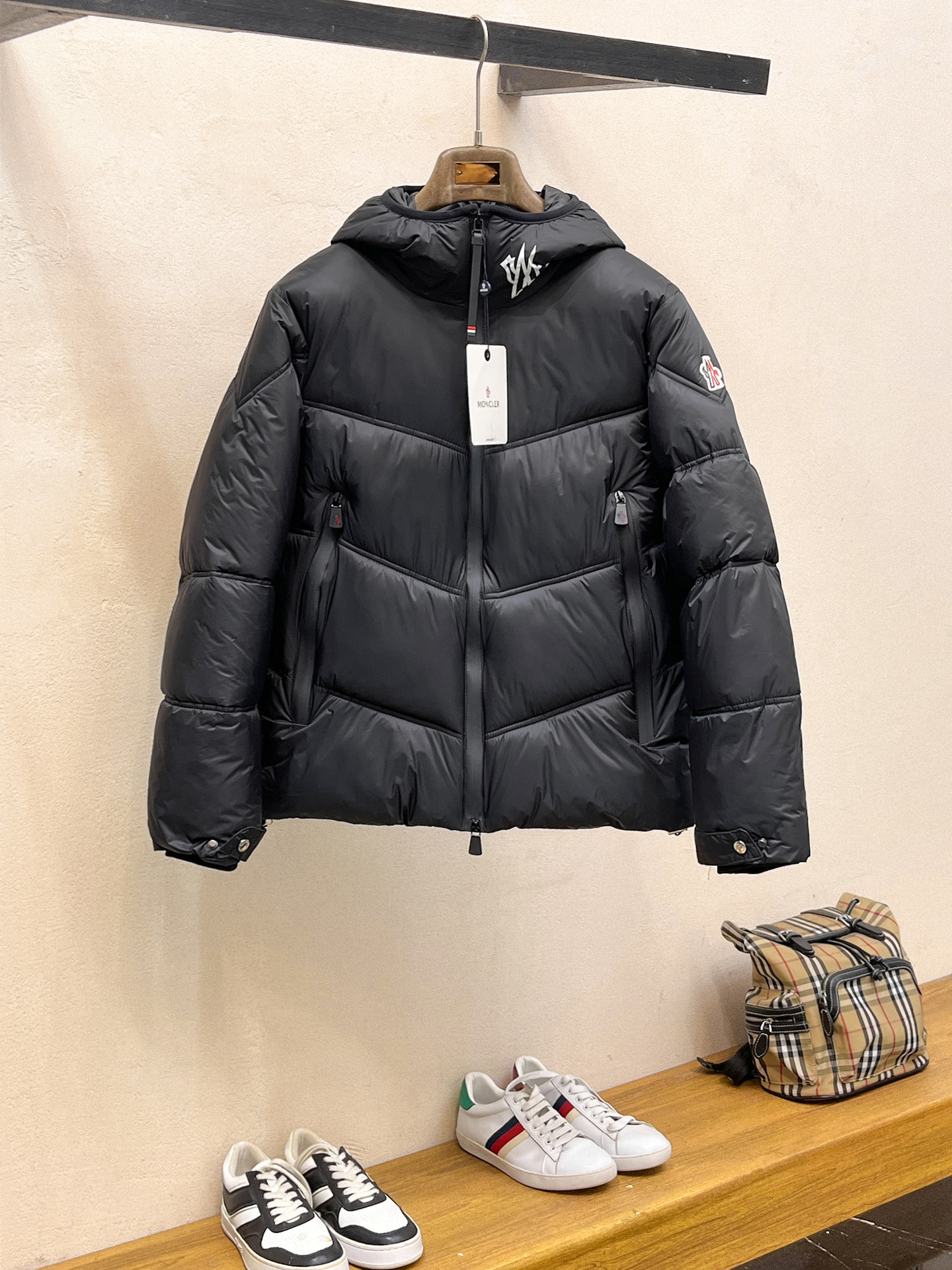 NO:646236,Mengkou, complete with three standards, 2025ss new winter down jacket, the new product in the show is in perfect condition, comfortable and warm, the color is full and attractive, the very outstanding design can easily enhance the fashion sense, the workmanship is extremely sophisticated and rigorous, and the wiring is neat and meticulous!  A masterpiece from a famous designer!  The upper body does not look bloated and is super handsome!  Available sizes M ~ XXXL,,Moncler,jackets & coats,down jacket,alexander wang19860909蒙口 三标齐全 2025ss冬季新款羽绒棉服外套,秀场新品品相非常完美,舒适保暖,色泽饱满诱人,非常出彩的设计,轻松将时髦感进阶,做工极为考究严谨,走线工整细致！大牌设计师巨作！上身不显臃肿、超级帅气！现货码数M ～ XXXL,,Moncler,jackets & coats,down jacket,alexander wang,Men's clothing