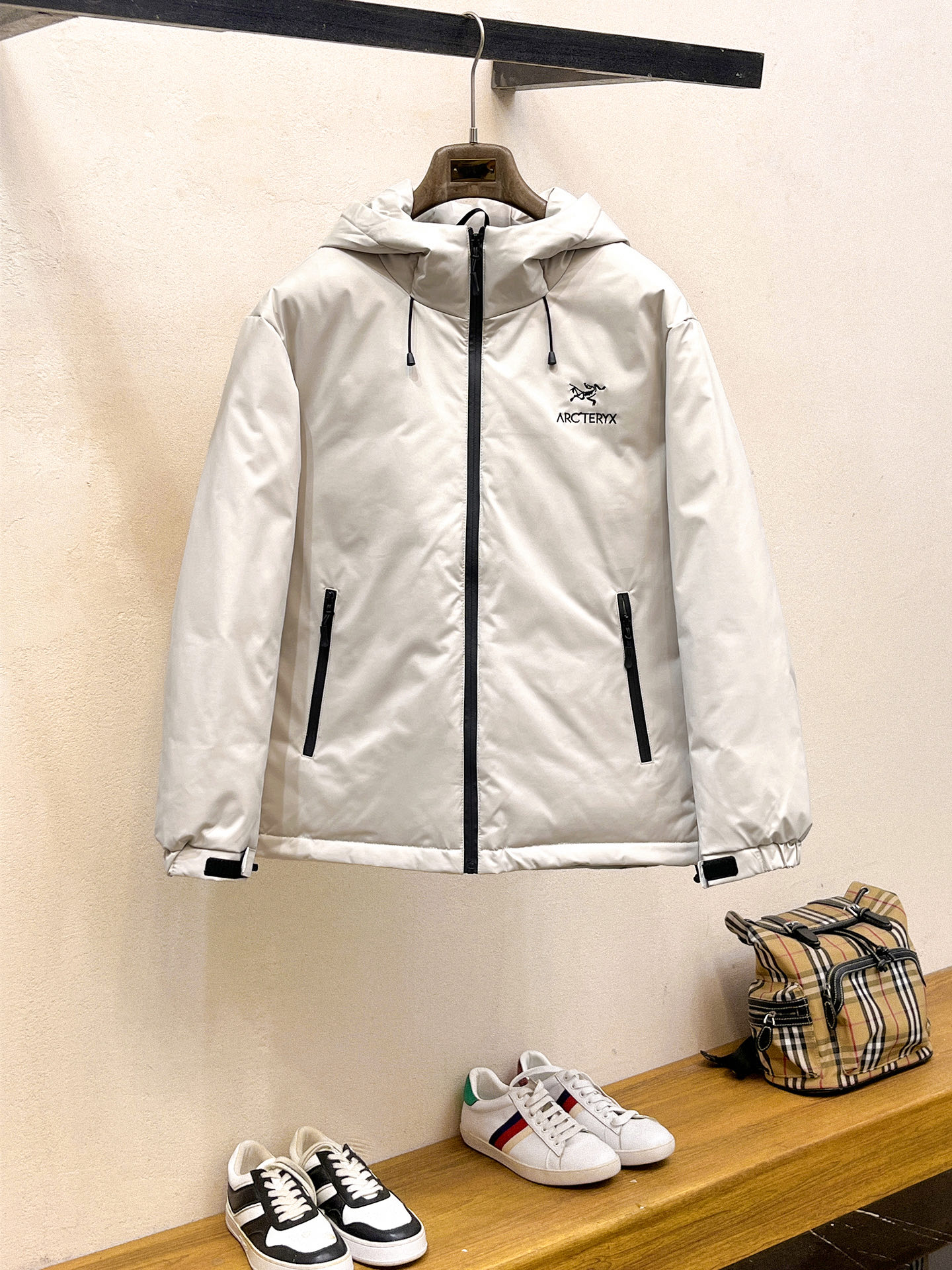 NO:646242,Arc'teryx 2025ss new winter product, fashionable top down jacket, filled with imported down, the highest quality on the market, imported fabrics, the highest lining standards, never running down, accessories and hardware are all custom-made from the original factory, 10 years of focus on clothing production, ensuring the smoothness of each piece of clothing, the Rolls Royce of down jackets. Sizes M-L-XL-2XL-3XL, arc'teryx, down jacket,  19860909始祖鸟 2025ss冬季新品,时尚顶级羽绒服 填充进口羽绒朵,市面最高品质,进口面料,里布最高标准,绝不跑绒,辅料五金全部原厂定做,10年专注服装生产,保证每件衣服的平整性,羽绒服界的劳斯莱斯 尺码M-L-XL-2XL-3XL,arc'teryx,down jacket, ,Men's clothing