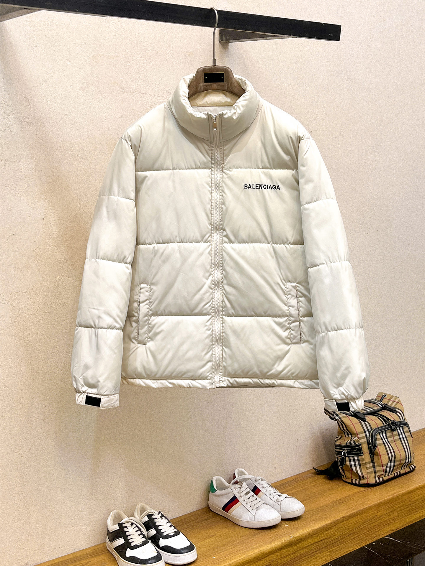 NO:646248,Balenciaga's 2025ss new winter down jacket with all three standards, the new product on the show is in perfect condition, comfortable and warm, the color is full and attractive, the design is very brilliant, it can easily enhance the sense of fashion, the workmanship is extremely sophisticated and rigorous, and the wiring is neat and meticulous!  A masterpiece from a famous designer!  The upper body does not look bloated and is super handsome!  Available sizes M ~ XXXL,,balenciaga,jackets & coats,down jacket,alexander wang19860909巴黎世家 三标齐全 2025ss冬季新款羽绒棉服外套,秀场新品品相非常完美,舒适保暖,色泽饱满诱人,非常出彩的设计,轻松将时髦感进阶,做工极为考究严谨,走线工整细致！大牌设计师巨作！上身不显臃肿、超级帅气！现货码数M ～ XXXL,,balenciaga,jackets & coats,down jacket,alexander wang,Men's clothing