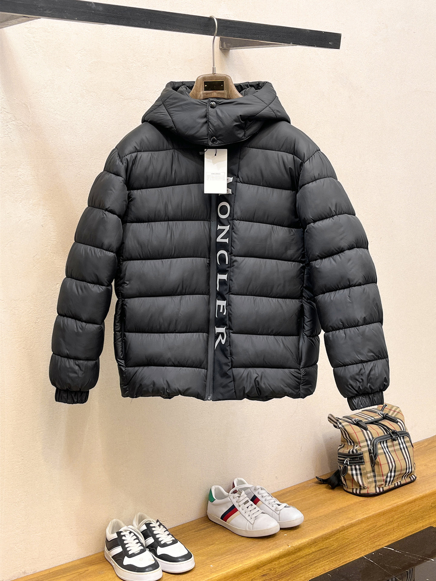 NO:646254,Mengkou, complete with three standards, 2025ss new winter down jacket, the new product in the show is in perfect condition, comfortable and warm, the color is full and attractive, the very outstanding design can easily enhance the fashion sense, the workmanship is extremely sophisticated and rigorous, and the wiring is neat and meticulous!  A masterpiece from a famous designer!  The upper body does not look bloated and is super handsome!  Available sizes M ~ XXXL,,Moncler,jackets & coats,down jacket,alexander wang19860909蒙口 三标齐全 2025ss冬季新款羽绒棉服外套,秀场新品品相非常完美,舒适保暖,色泽饱满诱人,非常出彩的设计,轻松将时髦感进阶,做工极为考究严谨,走线工整细致！大牌设计师巨作！上身不显臃肿、超级帅气！现货码数M ～ XXXL,,Moncler,jackets & coats,down jacket,alexander wang,Men's clothing