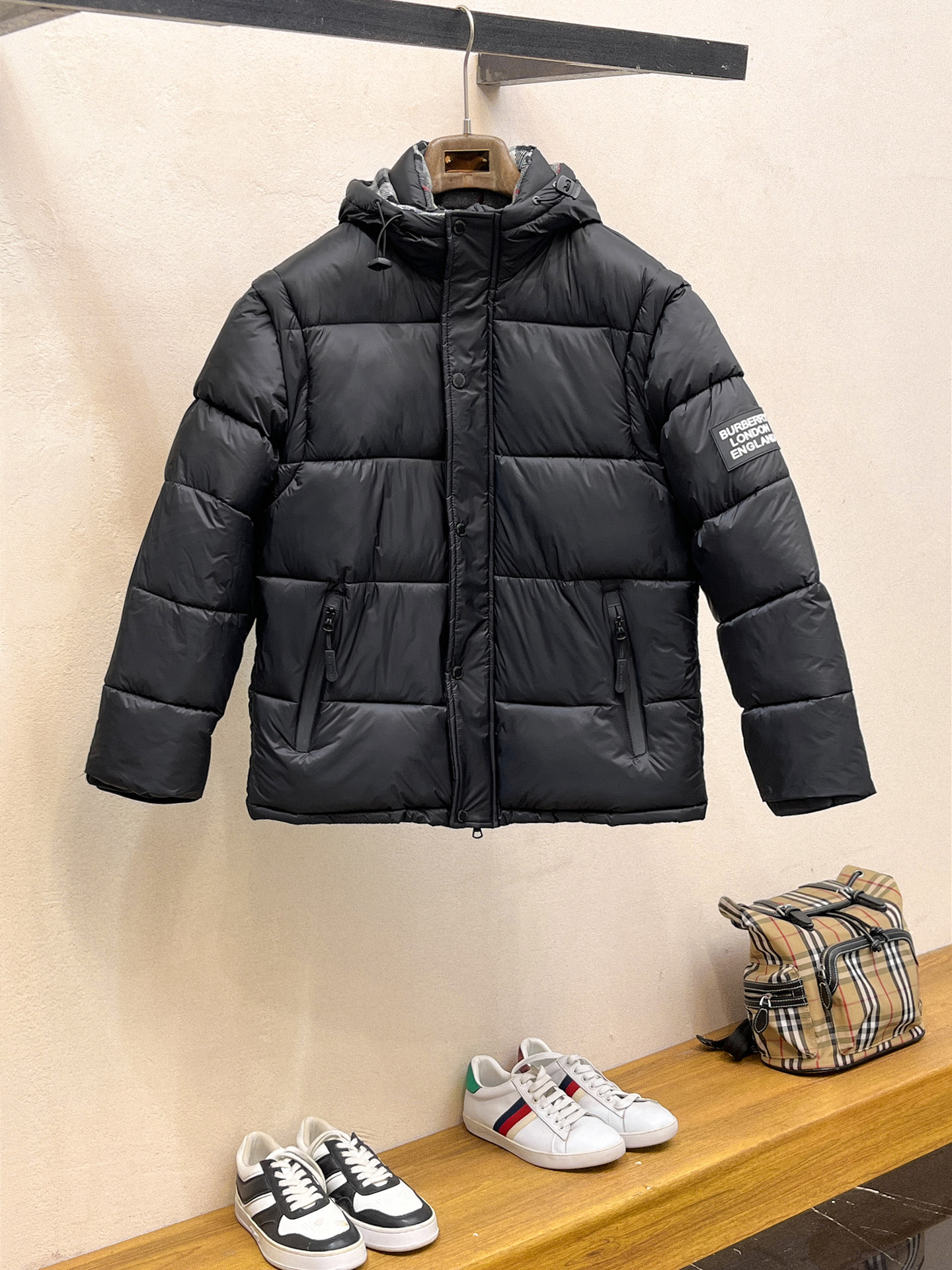 NO:646261,Burberry's new 2025ss winter down jacket with all three standards, the new product on the show is in perfect condition, comfortable and warm, the color is full and attractive, the design is very outstanding, it can easily enhance the fashion sense, the workmanship is extremely sophisticated and rigorous, and the wiring is neat and meticulous!  A masterpiece from a famous designer!  The upper body does not look bloated and is super handsome!  Available sizes M ~ XXXL,,burberry,jackets & coats,down jacket,alexander wang19860909巴宝莉 三标齐全 2025ss冬季新款羽绒棉服外套,秀场新品品相非常完美,舒适保暖,色泽饱满诱人,非常出彩的设计,轻松将时髦感进阶,做工极为考究严谨,走线工整细致！大牌设计师巨作！上身不显臃肿、超级帅气！现货码数M ～ XXXL,,burberry,jackets & coats,down jacket,alexander wang,Men's clothing