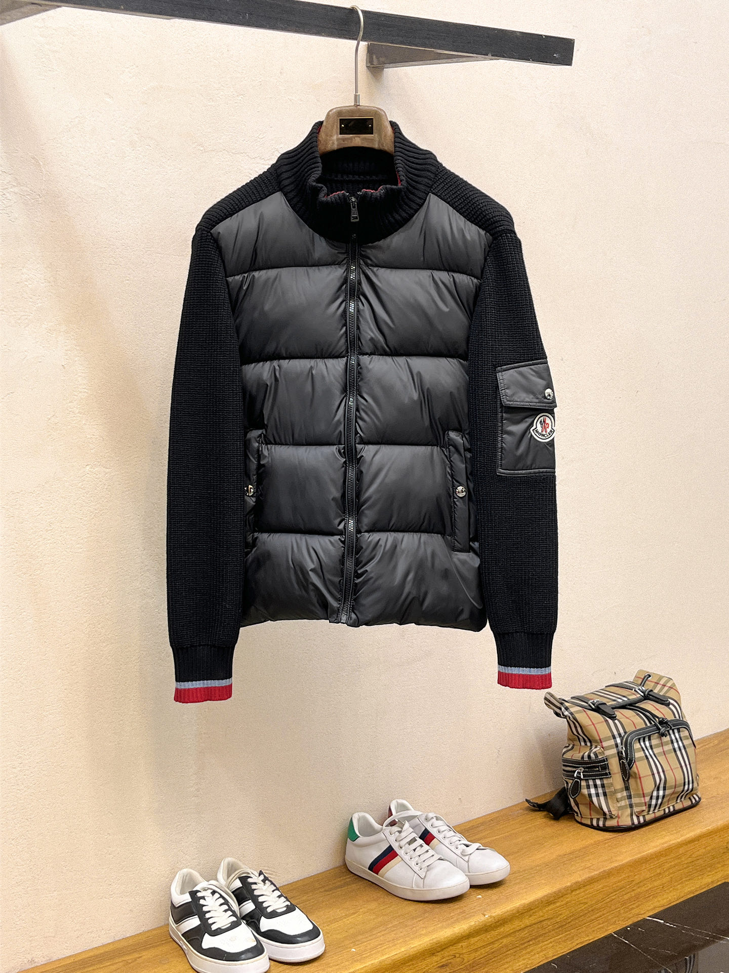 NO:646212,Mengkou, complete with three standards, 2025ss new winter down jacket, the new product in the show is in perfect condition, comfortable and warm, the color is full and attractive, the very outstanding design can easily enhance the fashion sense, the workmanship is extremely sophisticated and rigorous, and the wiring is neat and meticulous!  A masterpiece from a famous designer!  The upper body does not look bloated and is super handsome!  Available sizes M ~ XXXL,,Moncler,jackets & coats,down jacket,alexander wang19860909蒙口 三标齐全 2025ss冬季新款羽绒棉服外套,秀场新品品相非常完美,舒适保暖,色泽饱满诱人,非常出彩的设计,轻松将时髦感进阶,做工极为考究严谨,走线工整细致！大牌设计师巨作！上身不显臃肿、超级帅气！现货码数M ～ XXXL,,Moncler,jackets & coats,down jacket,alexander wang,Men's clothing