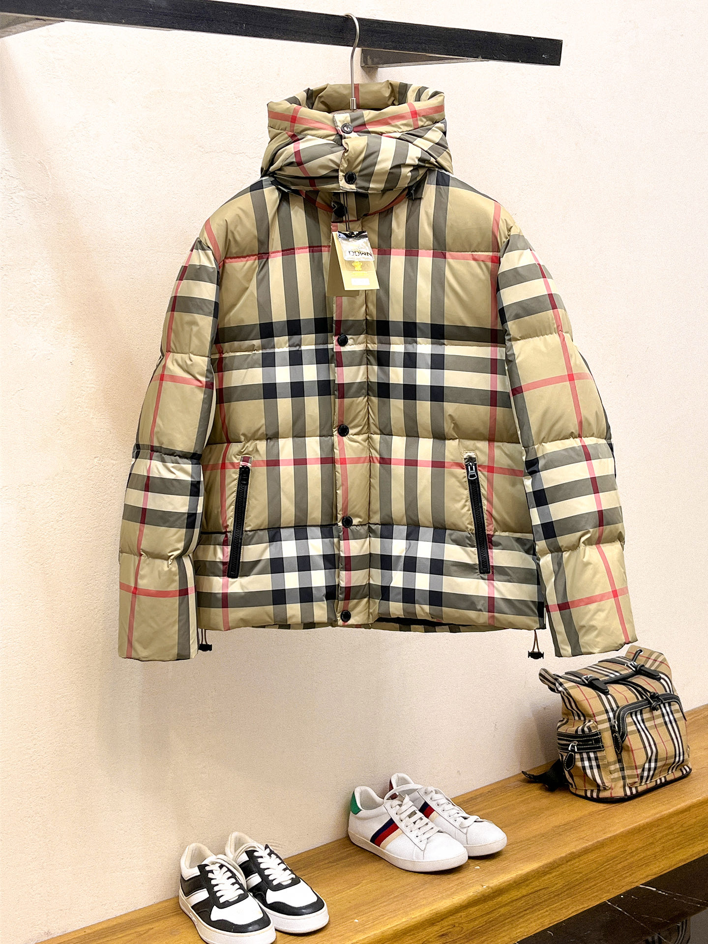 NO:646217,Burberry 2025ss new winter products, fashionable top down jackets, filled with imported down, the highest quality on the market, imported fabrics, the highest lining standards, never running down, accessories and hardware are all custom-made from the original factory, 10 years of focus on clothing production, ensuring the smoothness of each piece of clothing, the Rolls Royce of down jackets, sizes M-L-XL-2XL-3XL,, burberry, down jacket, alexander wang19860909巴宝莉 2025ss冬季新品,时尚顶级羽绒服 填充进口羽绒朵,市面最高品质,进口面料,里布最高标准,绝不跑绒,辅料五金全部原厂定做,10年专注服装生产,保证每件衣服的平整性,羽绒服界的劳斯莱斯 尺码M-L-XL-2XL-3XL,,burberry,down jacket,alexander wang,Men's clothing