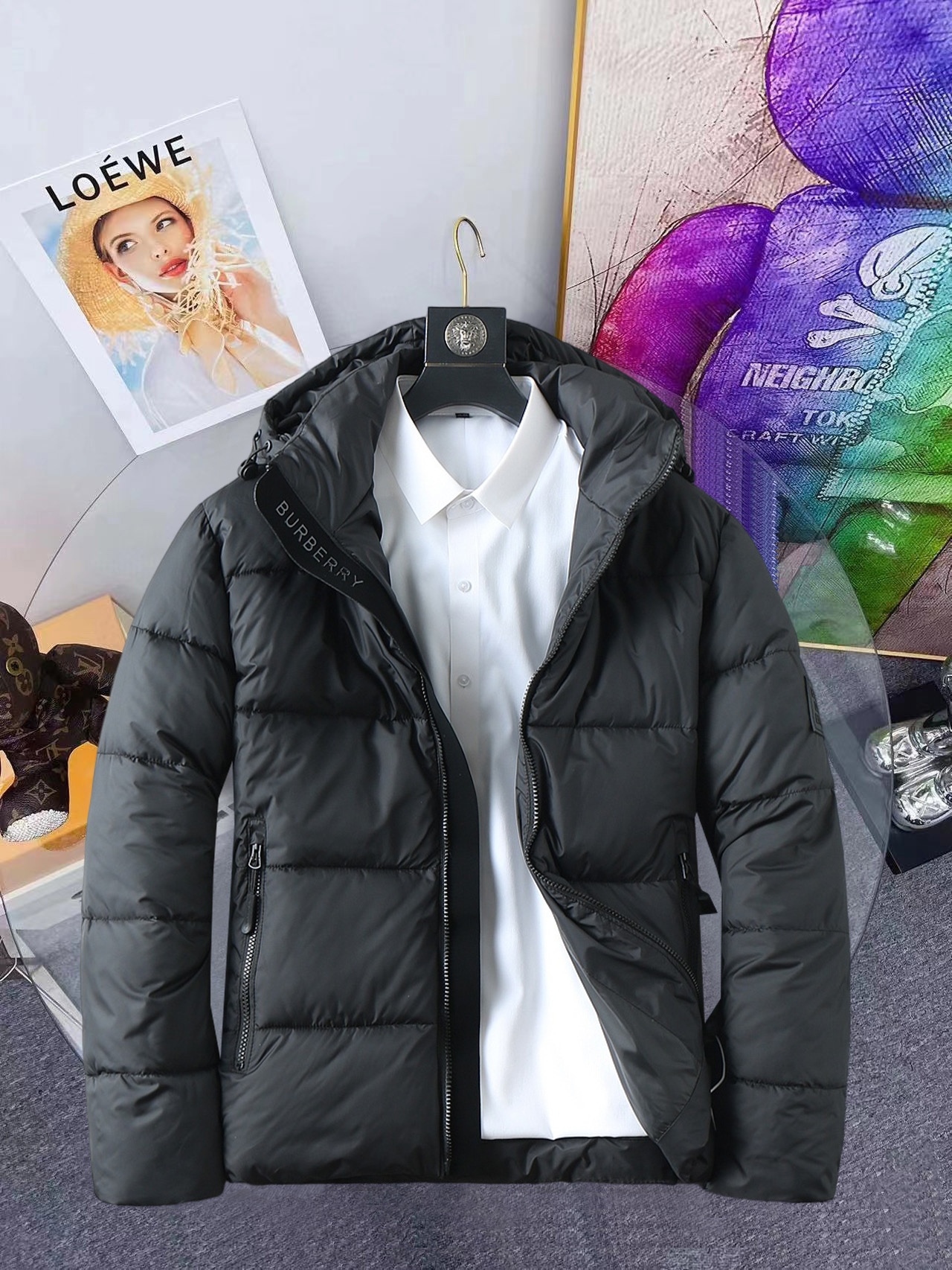 NO:648225,Burberry's new 2025ss winter down jacket with all three standards, the new product on the show is in perfect condition, comfortable and warm, the color is full and attractive, the design is very outstanding, it can easily enhance the fashion sense, the workmanship is extremely sophisticated and rigorous, and the wiring is neat and meticulous!  A masterpiece from a famous designer!  The upper body does not look bloated and is super handsome!  Available sizes M ~ XXXL,,burberry,jackets & coats,down jacket,alexander wang19860909巴宝莉 三标齐全 2025ss冬季新款羽绒棉服外套,秀场新品品相非常完美,舒适保暖,色泽饱满诱人,非常出彩的设计,轻松将时髦感进阶,做工极为考究严谨,走线工整细致！大牌设计师巨作！上身不显臃肿、超级帅气！现货码数M ～ XXXL,,burberry,jackets & coats,down jacket,alexander wang,Men's clothing