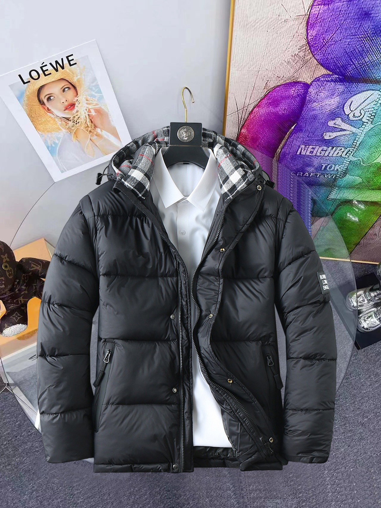 NO:648234,Burberry's new 2025ss winter down jacket with all three standards, the new product on the show is in perfect condition, comfortable and warm, the color is full and attractive, the design is very outstanding, it can easily enhance the fashion sense, the workmanship is extremely sophisticated and rigorous, and the wiring is neat and meticulous!  A masterpiece from a famous designer!  The upper body does not look bloated and is super handsome!  Available sizes M ~ XXXL,,burberry,jackets & coats,down jacket,alexander wang19860909巴宝莉 三标齐全 2025ss冬季新款羽绒棉服外套,秀场新品品相非常完美,舒适保暖,色泽饱满诱人,非常出彩的设计,轻松将时髦感进阶,做工极为考究严谨,走线工整细致！大牌设计师巨作！上身不显臃肿、超级帅气！现货码数M ～ XXXL,,burberry,jackets & coats,down jacket,alexander wang,Men's clothing