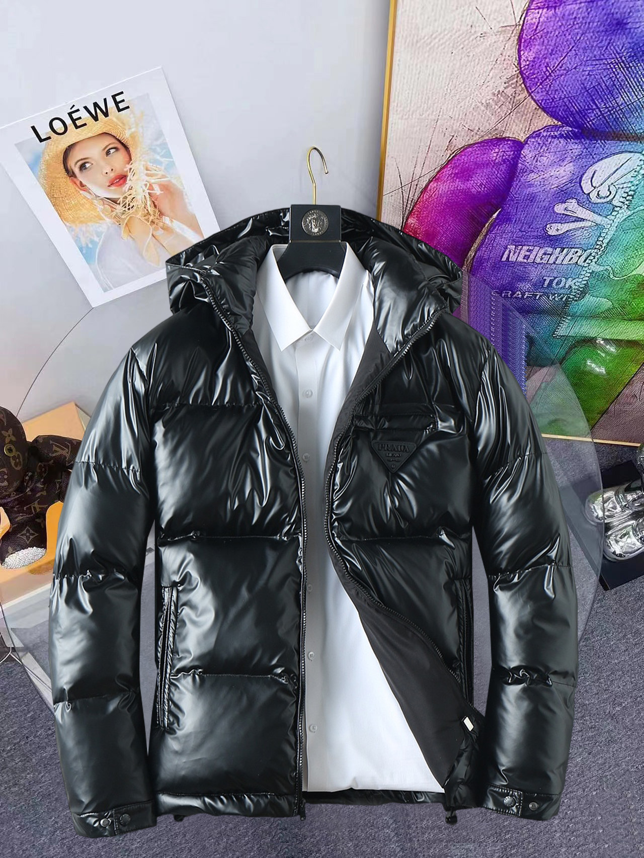 NO:648218,Prada's 2025 new winter down 90 white duck down jacket, the new product on the show is in perfect condition, comfortable and warm, the color is full and attractive, the very outstanding design easily enhances the sense of fashion, the workmanship is extremely sophisticated and rigorous, and the wiring is neat and meticulous!  A masterpiece from a famous designer!  The upper body does not look bloated and is super handsome!  Counter size M～XXXL,,prada,jackets & coats,down jacket,alexander wang19860909普拉达 2025冬季新款羽绒90白鸭绒外套,秀场新品品相非常完美,舒适保暖,色泽饱满诱人,非常出彩的设计,轻松将时髦感进阶,做工极为考究严谨,走线工整细致！大牌设计师巨作！上身不显臃肿、超级帅气！柜台码数M～XXXL,,prada,jackets & coats,down jacket,alexander wang,Men's clothing