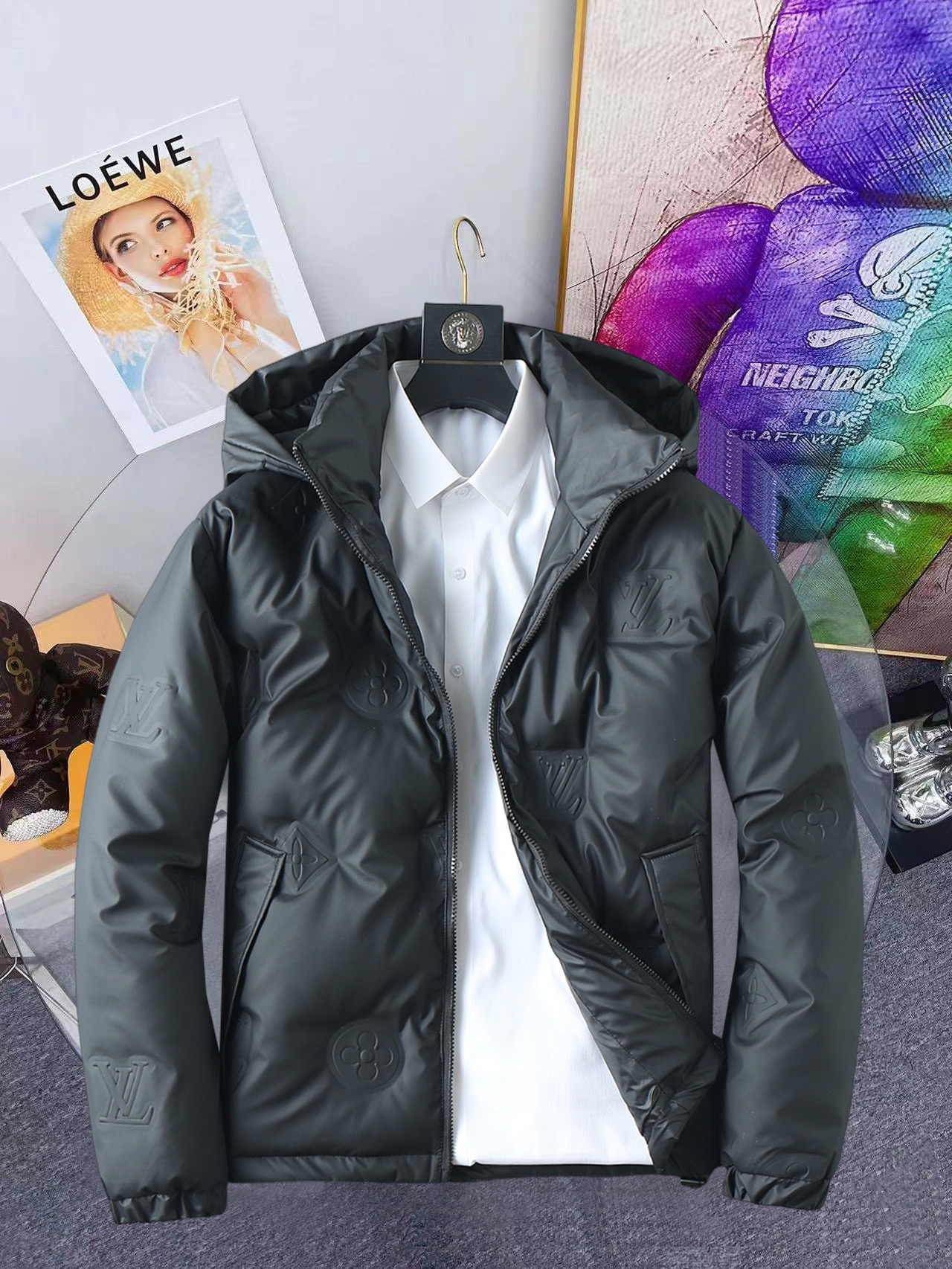 NO:648223,LV 2025 new winter down 90 white duck down jacket, the new product on the show is in perfect condition, comfortable and warm, the color is full and attractive, the very outstanding design can easily enhance the fashion sense, the workmanship is extremely sophisticated and rigorous, and the wiring is neat and meticulous!  A masterpiece from a famous designer!  The upper body does not look bloated and is super handsome!  Counter size M～XXXL,,louis vuitton,jackets & coats,down jacket,alexander wang19860909LV 2025冬季新款羽绒90白鸭绒外套,秀场新品品相非常完美,舒适保暖,色泽饱满诱人,非常出彩的设计,轻松将时髦感进阶,做工极为考究严谨,走线工整细致！大牌设计师巨作！上身不显臃肿、超级帅气！柜台码数M～XXXL,,louis vuitton,jackets & coats,down jacket,alexander wang,Men's clothing