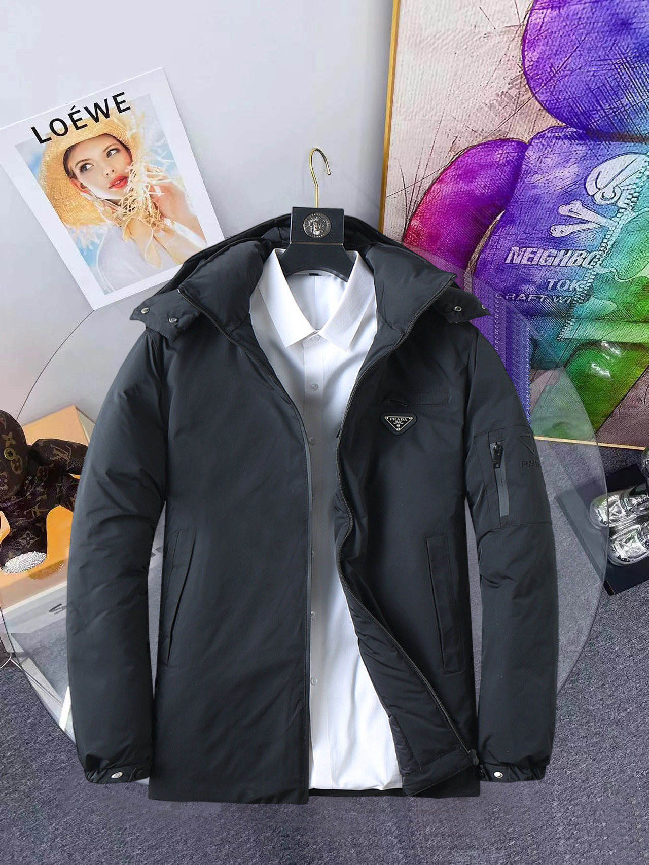 NO:648229,Prada's 2025 new winter down 90 white duck down jacket, the new product on the show is in perfect condition, comfortable and warm, the color is full and attractive, the very outstanding design easily enhances the sense of fashion, the workmanship is extremely sophisticated and rigorous, and the wiring is neat and meticulous!  A masterpiece from a famous designer!  The upper body does not look bloated and is super handsome!  Counter size M～XXXL,,prada,jackets & coats,down jacket,alexander wang19860909普拉达 2025冬季新款羽绒90白鸭绒外套,秀场新品品相非常完美,舒适保暖,色泽饱满诱人,非常出彩的设计,轻松将时髦感进阶,做工极为考究严谨,走线工整细致！大牌设计师巨作！上身不显臃肿、超级帅气！柜台码数M～XXXL,,prada,jackets & coats,down jacket,alexander wang,Men's clothing