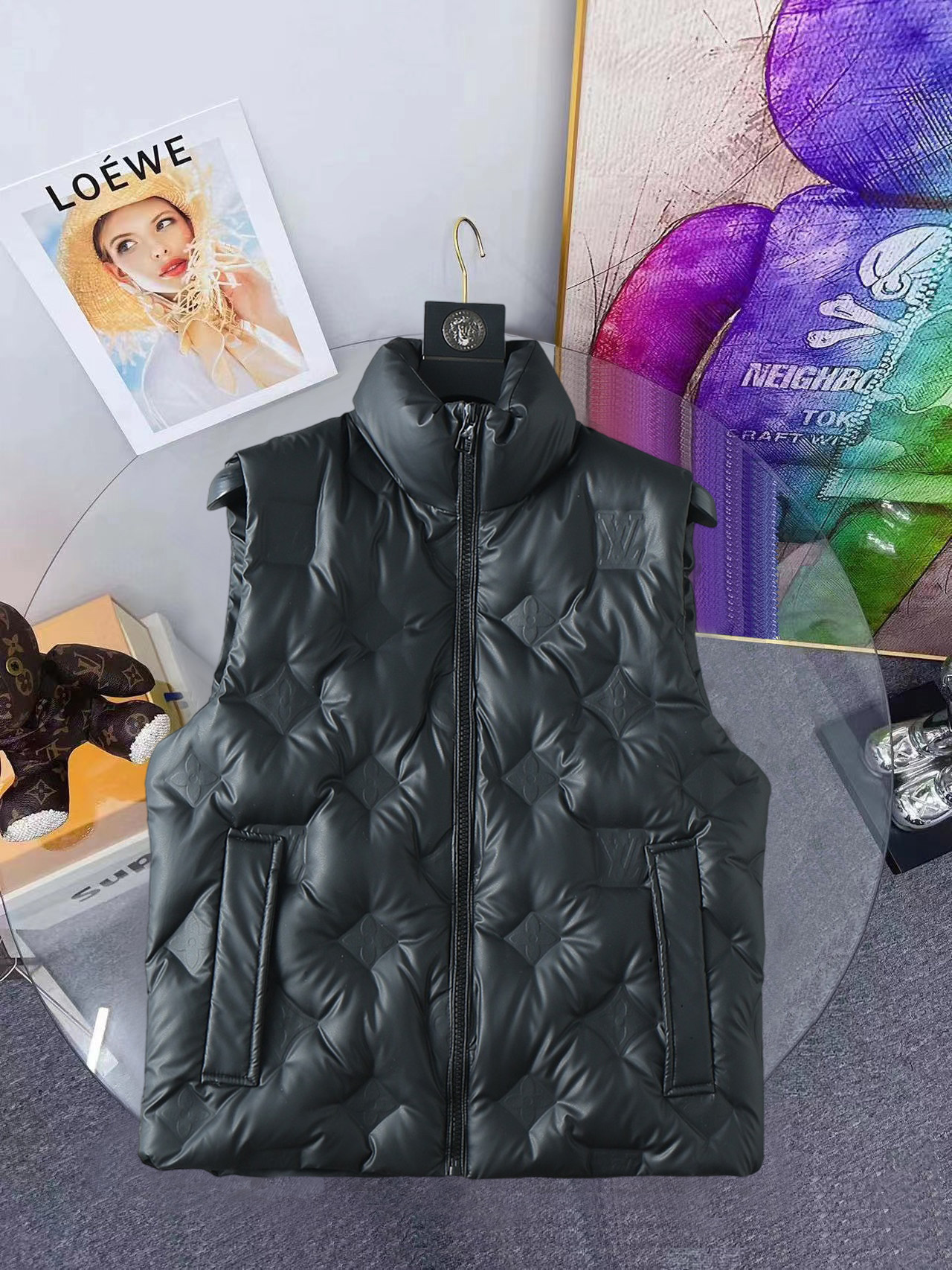 NO:648238,1v technical leather embossed embossed down vest (black) This waist jacket is a technical leather full-width embossed Monogram pattern, and the outer fabric is made of  Nylon is made of black technology film coating, and the inner lining is 84 polyester fiber + 16 nylon blended fabric. The national standard 480g 90 goose down filling has a very good fluffiness and no sense of oppression when worn on the body. The slim version makes you slim and refuses to be bloated. The design concept is very prominent, coming from vacuum filling technology, which increases the space  The air barrier maintains the original softness, elasticity and feel of down, anti-drilling design, three-layer anti-drilling fabric, four-layer lock velvet technology, and embossed technology on the face. The stand-up collar and elastic cuffs upgrade the comfort experience. The molded hardware zipper puller, the molded engraved eyelets at the hem tightening area, the elastic drawstrings can be adjusted to match, and the exclusive heavy-duty style.  Size:48-50-52-54-56,,jackets & coats,down jacket,alexander wang198609091v 科技皮膜浮雕压花羽绒马甲（黑色） 本款束腰夹克为科技皮膜全幅 Monogram图案压花浮雕,外部面料采用 锦纶做黑科技皮膜涂层,本内里其他84聚脂纤维+16锦纶混纺布内衬.国标480克90鹅绒填充,具有很好的蓬松度,穿在身上没有压迫感,修身的版型显瘦拒绝臃肿.设计理念非常突出,来自真空填充技术,增加空气隔层,保持羽绒原本的柔软性弹性与手感,防钻设计,三层防钻统面料,四层锁绒工艺,面部为压花工艺.立领和弹力袖口升级舒适体验.开模五金拉链头,下摆收紧处开模刻字鸡眼,调节弹力拉绳搭配,独家重工款式. Size:48-50-52-54-56,,jackets & coats,down jacket,alexander wang,Men's clothing