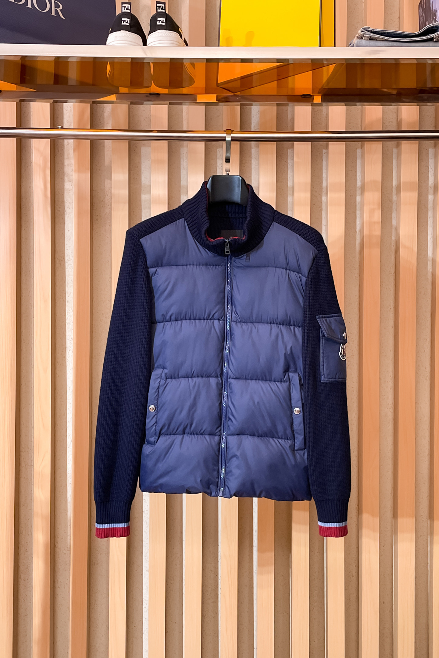 NO:650587,Mengkou, complete with three standards, 2025ss new winter down jacket, the new product in the show is in perfect condition, comfortable and warm, the color is full and attractive, the very outstanding design can easily enhance the fashion sense, the workmanship is extremely sophisticated and rigorous, and the wiring is neat and meticulous!  A masterpiece from a famous designer!  The upper body does not look bloated and is super handsome!  Available sizes M ~ XXXL,,Moncler,jackets & coats,down jacket,alexander wang19860909蒙口 三标齐全 2025ss冬季新款羽绒棉服外套,秀场新品品相非常完美,舒适保暖,色泽饱满诱人,非常出彩的设计,轻松将时髦感进阶,做工极为考究严谨,走线工整细致！大牌设计师巨作！上身不显臃肿、超级帅气！现货码数M ～ XXXL,,Moncler,jackets & coats,down jacket,alexander wang,Men's clothing