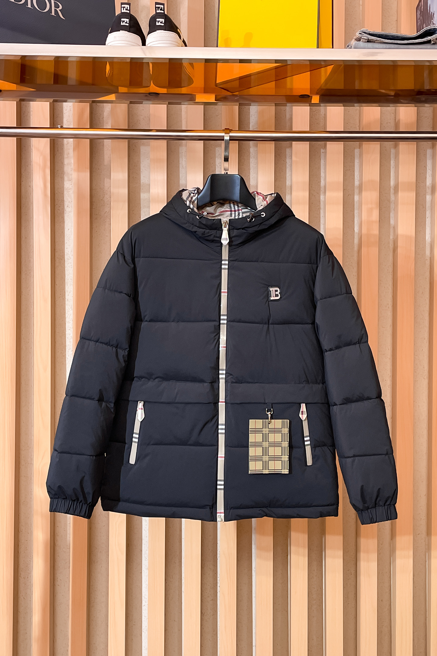 NO:650595,Burberry's new 2025ss winter down jacket with all three standards, the new product on the show is in perfect condition, comfortable and warm, the color is full and attractive, the design is very outstanding, it can easily enhance the fashion sense, the workmanship is extremely sophisticated and rigorous, and the wiring is neat and meticulous!  A masterpiece from a famous designer!  The upper body does not look bloated and is super handsome!  Available sizes M ~ XXXL,,burberry,jackets & coats,down jacket,alexander wang19860909巴宝莉 三标齐全 2025ss冬季新款羽绒棉服外套,秀场新品品相非常完美,舒适保暖,色泽饱满诱人,非常出彩的设计,轻松将时髦感进阶,做工极为考究严谨,走线工整细致！大牌设计师巨作！上身不显臃肿、超级帅气！现货码数M ～ XXXL,,burberry,jackets & coats,down jacket,alexander wang,Men's clothing