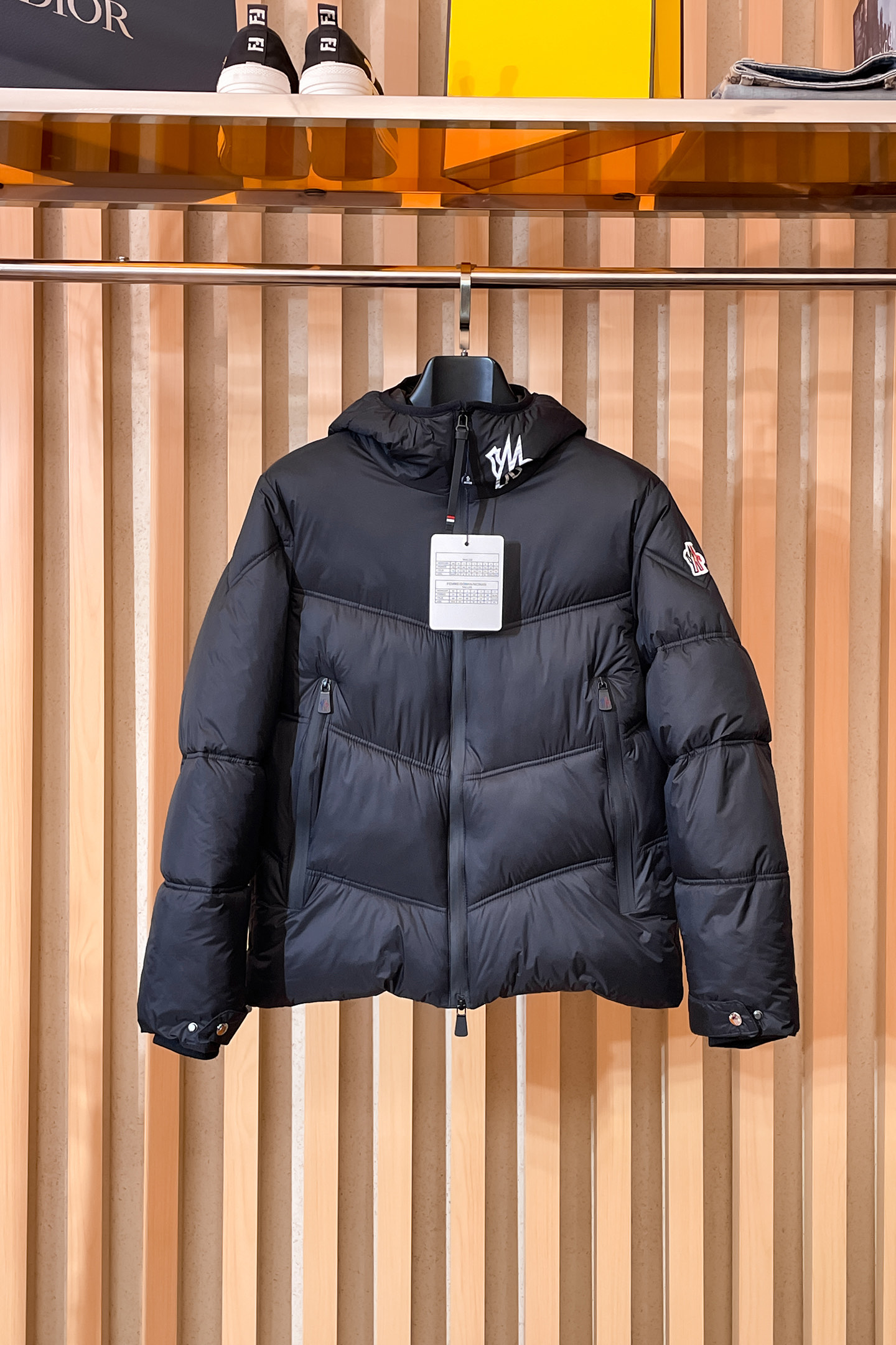NO:650602,Mengkou, complete with three standards, 2025ss new winter down jacket, the new product in the show is in perfect condition, comfortable and warm, the color is full and attractive, the very outstanding design can easily enhance the fashion sense, the workmanship is extremely sophisticated and rigorous, and the wiring is neat and meticulous!  A masterpiece from a famous designer!  The upper body does not look bloated and is super handsome!  Available sizes M ~ XXXL,,Moncler,jackets & coats,down jacket,alexander wang19860909蒙口 三标齐全 2025ss冬季新款羽绒棉服外套,秀场新品品相非常完美,舒适保暖,色泽饱满诱人,非常出彩的设计,轻松将时髦感进阶,做工极为考究严谨,走线工整细致！大牌设计师巨作！上身不显臃肿、超级帅气！现货码数M ～ XXXL,,Moncler,jackets & coats,down jacket,alexander wang,Men's clothing