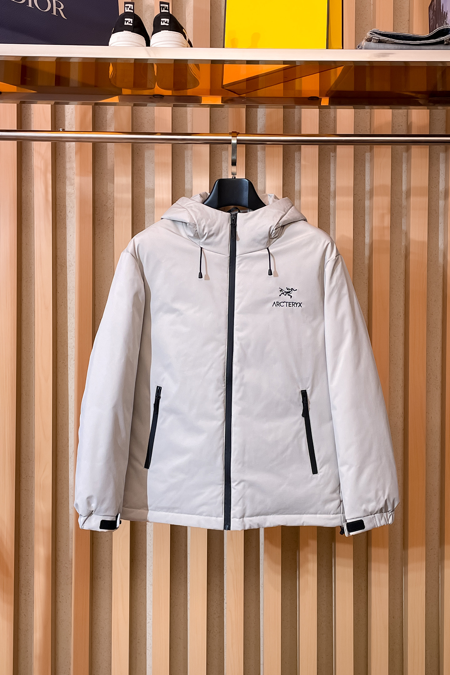 NO:650610,Arc'teryx's new 2025 autumn and winter down jacket. This is known as the most expensive down jacket in the world, all 90 down. With a classic logo combination, it is full of visual impact at first sight. It has better thermal insulation performance, is light and not heavy, and has good loft recovery after compression, and it can gather heat and lock in temperature!  Personalized color matching design, fresh and energetic!  There are too many versions circulating in the market. In addition to the different fabrics and workmanship, the biggest difference is that the filling is not goose down at all but feather silk or velvet, etc., and it is not easy to distinguish for those who don’t understand. In addition, the fabrics and workmanship are definitely not of the same level. In short, look for us and you will never go astray. All the exclusive full colors are purchased from genuine development. If you understand the quality of our down jackets, you can safely recommend it with your eyes closed. The three standards are complete!  Uniform series for men and women!  Size M-3XL. Maximum wear is 195 pounds.,arc'teryx,down jacket,alexander wang19860909始祖鸟 2025秋冬新款羽绒服.这款号称羽绒服届最贵的,全部90绒的.带着经典的Logo组合搭配,第一眼看到就是满满的视觉冲击,保暖性能更出色,轻便不厚重,且压缩后的蓬松度恢复性好,聚热锁温！个性的拼色设计,清新有活力！市面流通的版本实在太多了,除了面料做工不同外,最大的区别就是填充物根本不是鹅绒而是羽丝或手感绒等等,而不懂的根本不容易区分.另外面料和做工也绝对不是一个级别,总之认准我们,让你绝对不跑偏,独家全色全部购入正版开发,懂我们家羽绒服质量的,完全可以放心闭眼推.三标齐全！男女同款系列！码数M-3XL.最大穿到195斤.,arc'teryx,down jacket,alexander wang,Men's clothing