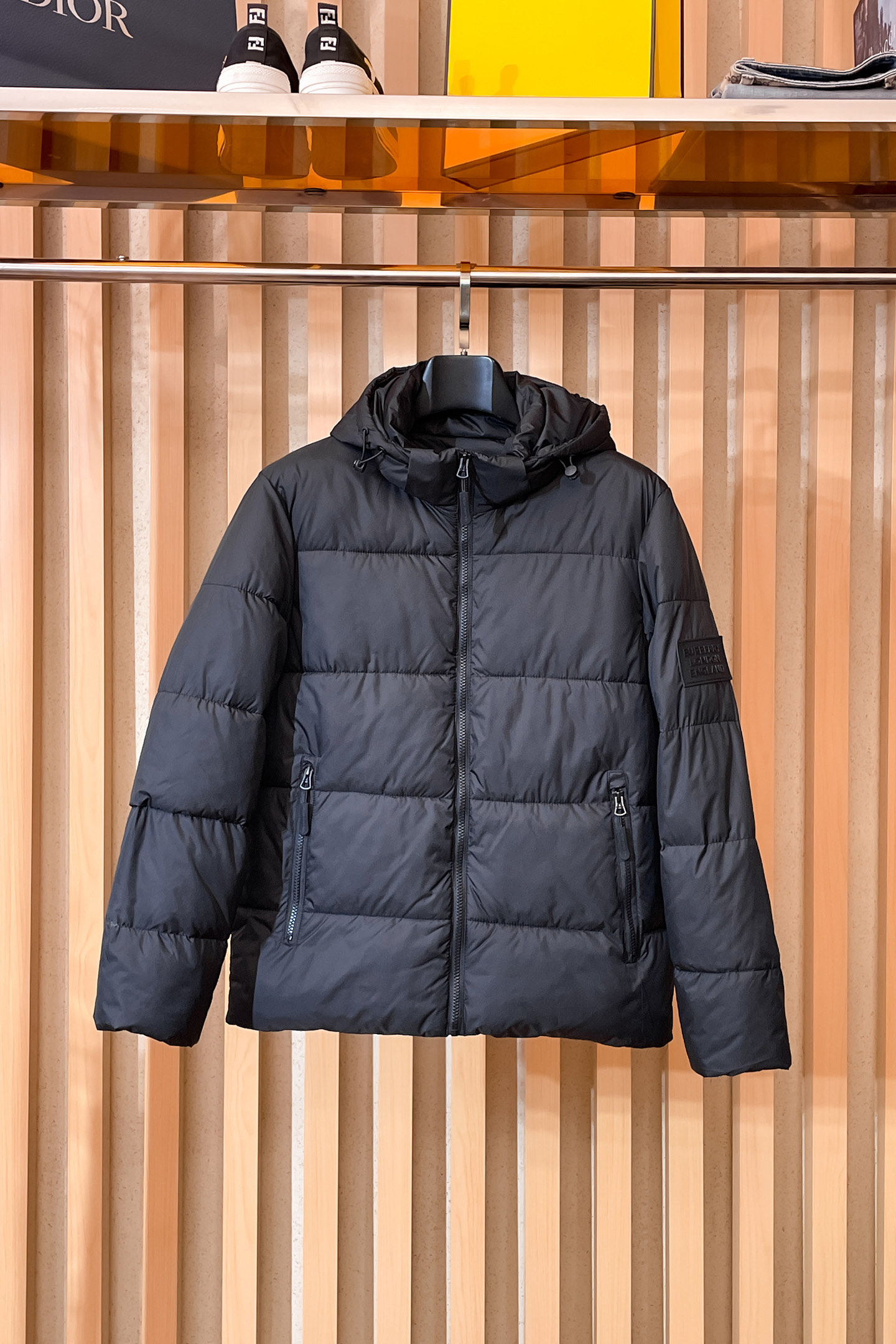 NO:650615,Burberry's new 2025ss winter down jacket with all three standards, the new product on the show is in perfect condition, comfortable and warm, the color is full and attractive, the design is very outstanding, it can easily enhance the fashion sense, the workmanship is extremely sophisticated and rigorous, and the wiring is neat and meticulous!  A masterpiece from a famous designer!  The upper body does not look bloated and is super handsome!  Available sizes M ~ XXXL,,burberry,jackets & coats,down jacket,alexander wang19860909巴宝莉 三标齐全 2025ss冬季新款羽绒棉服外套,秀场新品品相非常完美,舒适保暖,色泽饱满诱人,非常出彩的设计,轻松将时髦感进阶,做工极为考究严谨,走线工整细致！大牌设计师巨作！上身不显臃肿、超级帅气！现货码数M ～ XXXL,,burberry,jackets & coats,down jacket,alexander wang,Men's clothing