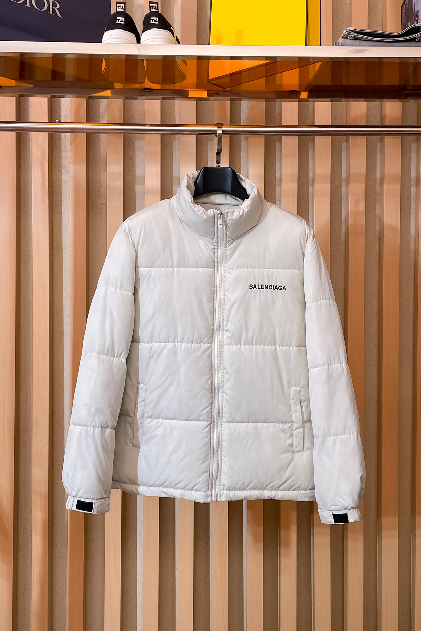 NO:650620,Balenciaga's 2025ss new winter down jacket with all three standards, the new product on the show is in perfect condition, comfortable and warm, the color is full and attractive, the design is very brilliant, it can easily enhance the sense of fashion, the workmanship is extremely sophisticated and rigorous, and the wiring is neat and meticulous!  A masterpiece from a famous designer!  The upper body does not look bloated and is super handsome!  Available sizes M ~ XXXL,,balenciaga,jackets & coats,down jacket,alexander wang19860909巴黎世家 三标齐全 2025ss冬季新款羽绒棉服外套,秀场新品品相非常完美,舒适保暖,色泽饱满诱人,非常出彩的设计,轻松将时髦感进阶,做工极为考究严谨,走线工整细致！大牌设计师巨作！上身不显臃肿、超级帅气！现货码数M ～ XXXL,,balenciaga,jackets & coats,down jacket,alexander wang,Men's clothing