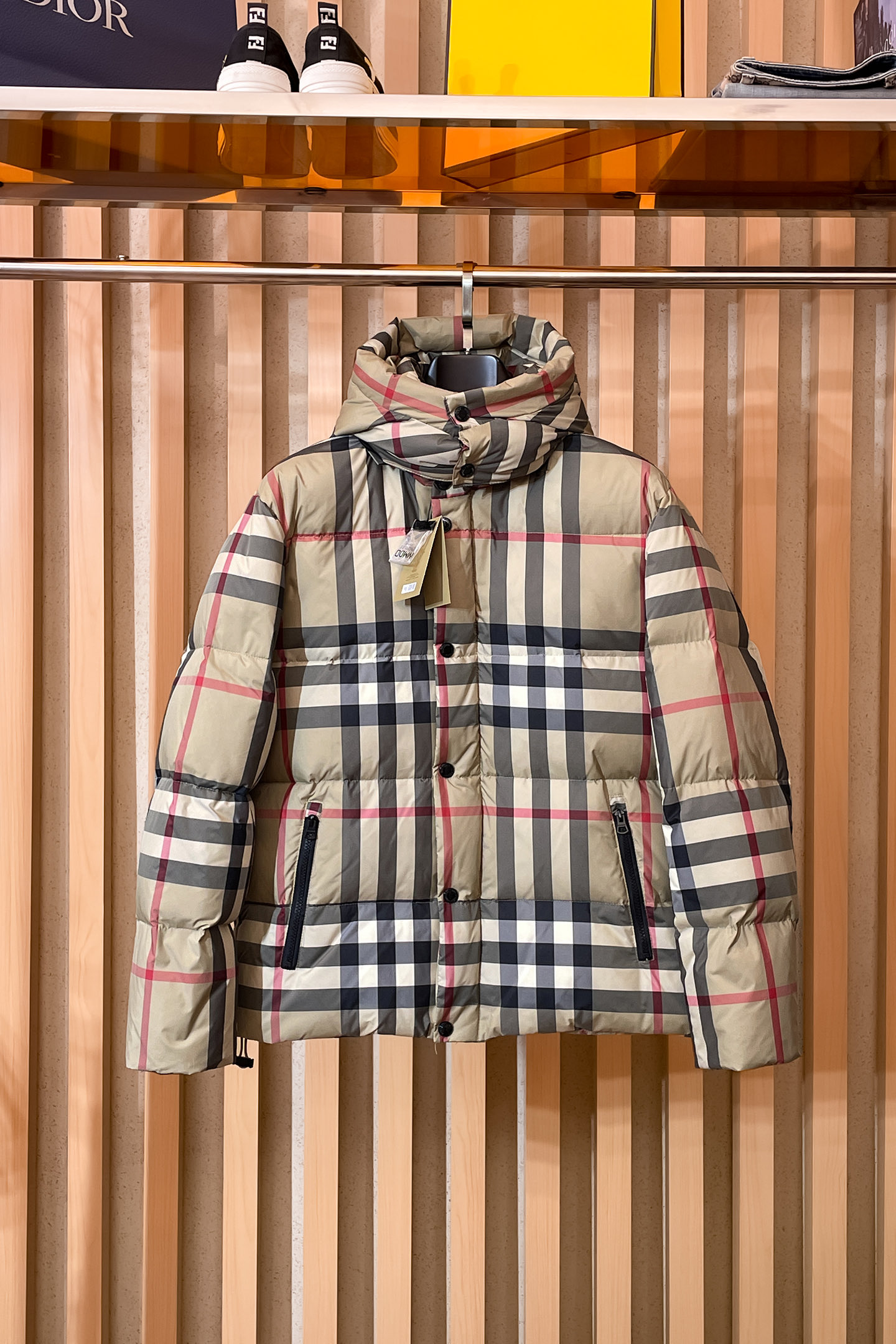 NO:650624,Burberry's new 2025 autumn and winter down jacket. This is known as the most expensive down jacket in the world, all 90 down. With a classic logo combination, it is full of visual impact at first sight. It has better thermal insulation performance, is light and not heavy, and has good loft recovery after compression, and it can gather heat and lock in temperature!  Personalized color matching design, fresh and energetic!  There are too many versions circulating in the market. In addition to the different fabrics and workmanship, the biggest difference is that the filling is not goose down at all but feather silk or velvet, etc., and it is not easy to distinguish for those who don’t understand. In addition, the fabrics and workmanship are definitely not of the same level. In short, look for us and you will never go astray. All the exclusive full colors are purchased from genuine development. If you understand the quality of our down jackets, you can safely recommend it with your eyes closed. The three standards are complete!  Uniform series for men and women!  Size M-3XL. Maximum wear is 195 pounds.,,burberry,down jacket,alexander wang19860909巴宝莉 2025秋冬新款羽绒服.这款号称羽绒服届最贵的,全部90绒的.带着经典的Logo组合搭配,第一眼看到就是满满的视觉冲击,保暖性能更出色,轻便不厚重,且压缩后的蓬松度恢复性好,聚热锁温！个性的拼色设计,清新有活力！市面流通的版本实在太多了,除了面料做工不同外,最大的区别就是填充物根本不是鹅绒而是羽丝或手感绒等等,而不懂的根本不容易区分.另外面料和做工也绝对不是一个级别,总之认准我们,让你绝对不跑偏,独家全色全部购入正版开发,懂我们家羽绒服质量的,完全可以放心闭眼推.三标齐全！男女同款系列！码数M-3XL.最大穿到195斤.,,burberry,down jacket,alexander wang,Men's clothing