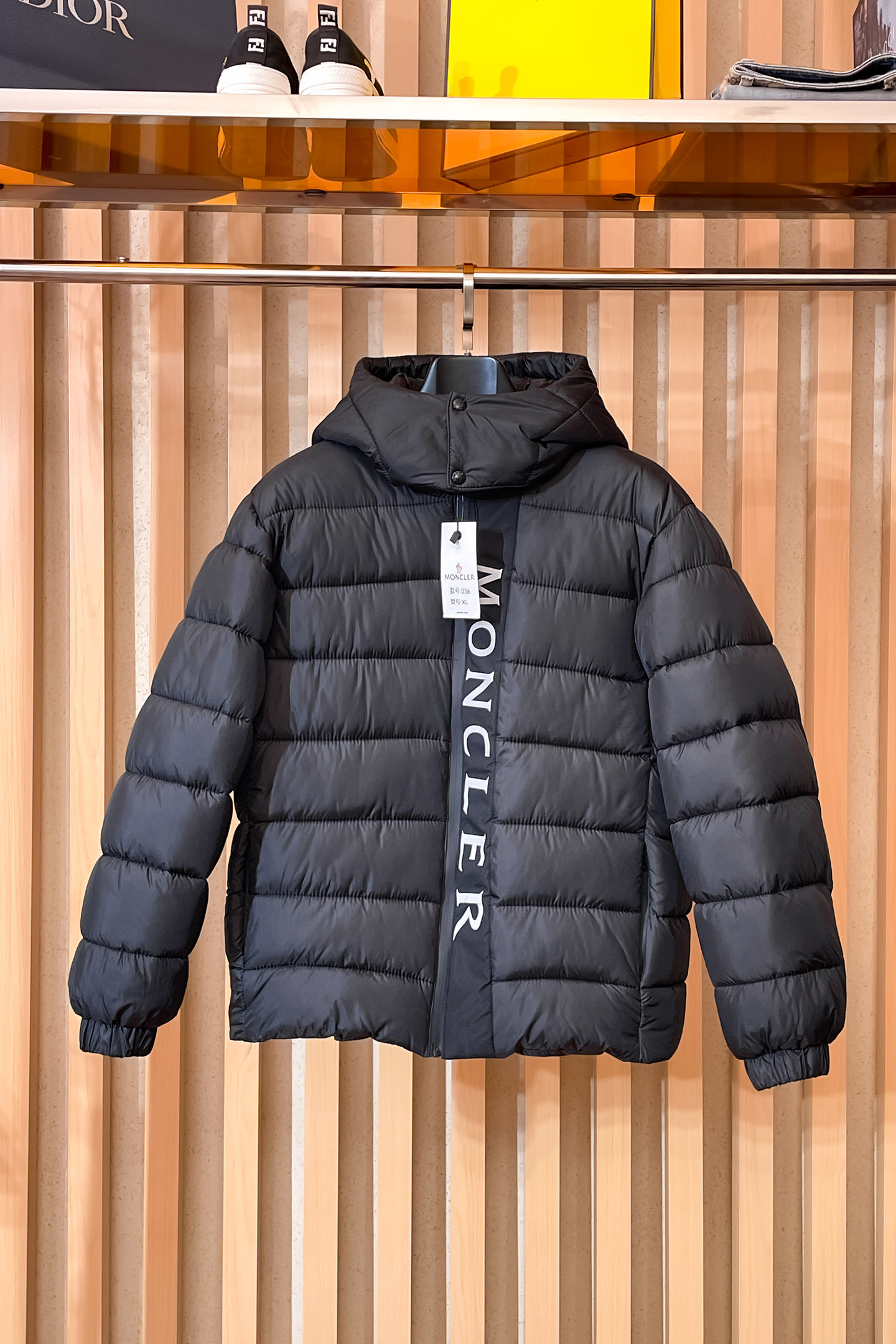 NO:650630,Mengkou, complete with three standards, 2025ss new winter down jacket, the new product in the show is in perfect condition, comfortable and warm, the color is full and attractive, the very outstanding design can easily enhance the fashion sense, the workmanship is extremely sophisticated and rigorous, and the wiring is neat and meticulous!  A masterpiece from a famous designer!  The upper body does not look bloated and is super handsome!  Available sizes M ~ XXXL,,Moncler,jackets & coats,down jacket,alexander wang19860909蒙口 三标齐全 2025ss冬季新款羽绒棉服外套,秀场新品品相非常完美,舒适保暖,色泽饱满诱人,非常出彩的设计,轻松将时髦感进阶,做工极为考究严谨,走线工整细致！大牌设计师巨作！上身不显臃肿、超级帅气！现货码数M ～ XXXL,,Moncler,jackets & coats,down jacket,alexander wang,Men's clothing