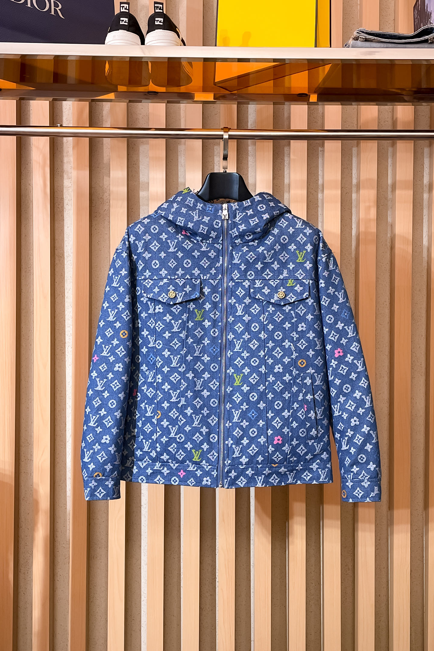 NO:650636,LV 2025 autumn and winter new down jacket. This is known as the most expensive down jacket in the world, all 90 down. With a classic logo combination, it is full of visual impact at first sight. It has better thermal insulation performance, is light and not heavy, and has good loft recovery after compression, and it can gather heat and lock in temperature!  Personalized color matching design, fresh and energetic!  There are too many versions circulating in the market. In addition to the different fabrics and workmanship, the biggest difference is that the filling is not goose down at all but feather silk or velvet, etc., and it is not easy to distinguish for those who don’t understand. In addition, the fabrics and workmanship are definitely not of the same level. In short, look for us and you will never go astray. All the exclusive full colors are purchased from genuine development. If you understand the quality of our down jackets, you can safely recommend it with your eyes closed. The three standards are complete!  Uniform series for men and women!  Size M-3XL. Maximum wear is 195 pounds.,,louis vuitton,down jacket,alexander wang19860909LV 2025秋冬新款羽绒服.这款号称羽绒服届最贵的,全部90绒的.带着经典的Logo组合搭配,第一眼看到就是满满的视觉冲击,保暖性能更出色,轻便不厚重,且压缩后的蓬松度恢复性好,聚热锁温！个性的拼色设计,清新有活力！市面流通的版本实在太多了,除了面料做工不同外,最大的区别就是填充物根本不是鹅绒而是羽丝或手感绒等等,而不懂的根本不容易区分.另外面料和做工也绝对不是一个级别,总之认准我们,让你绝对不跑偏,独家全色全部购入正版开发,懂我们家羽绒服质量的,完全可以放心闭眼推.三标齐全！男女同款系列！码数M-3XL.最大穿到195斤.,,louis vuitton,down jacket,alexander wang,Men's clothing